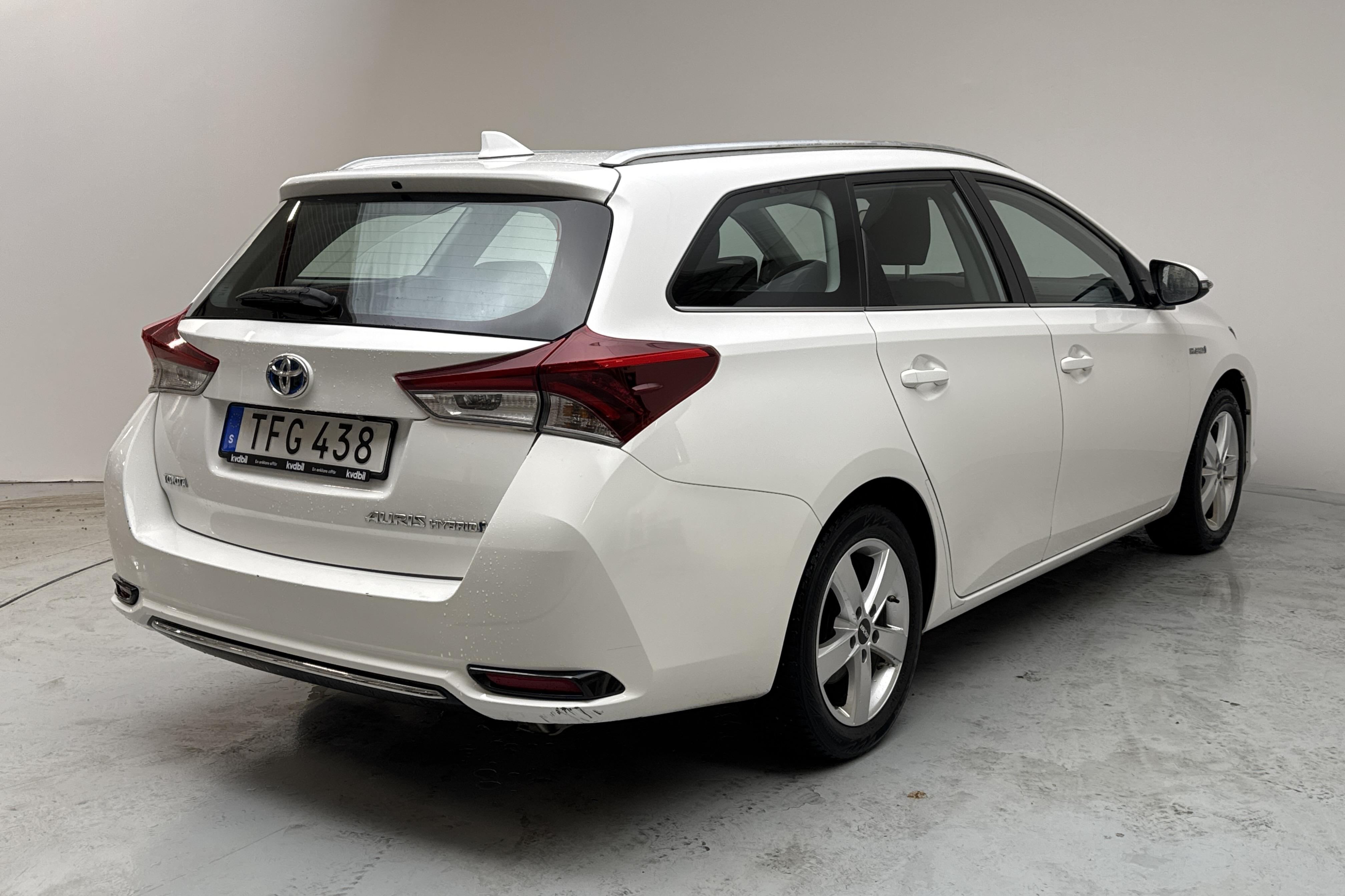 Toyota Auris 1.8 HSD Touring Sports (99hk) - 5 448 mil - Automat - vit - 2016