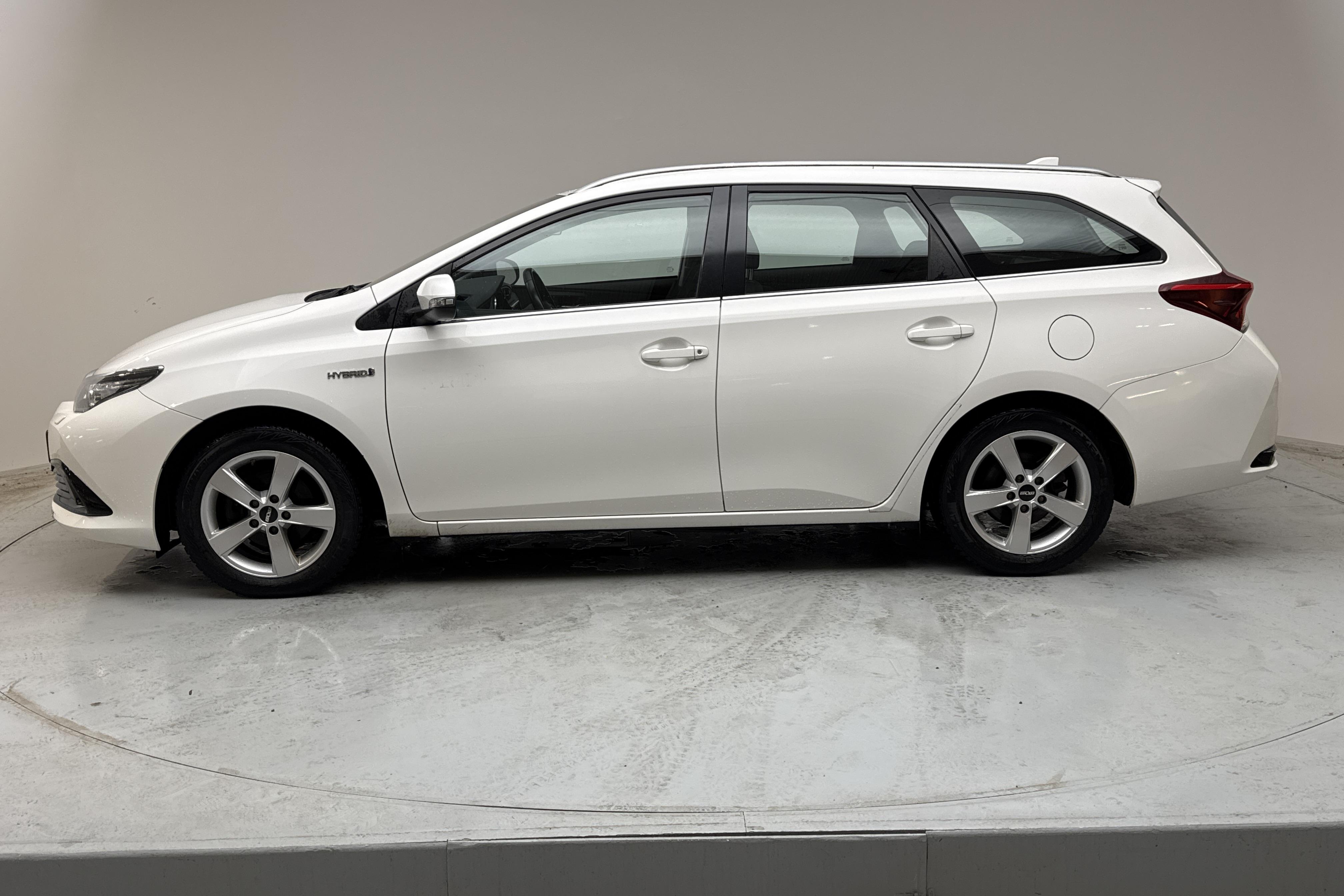 Toyota Auris 1.8 HSD Touring Sports (99hk) - 5 448 mil - Automat - vit - 2016