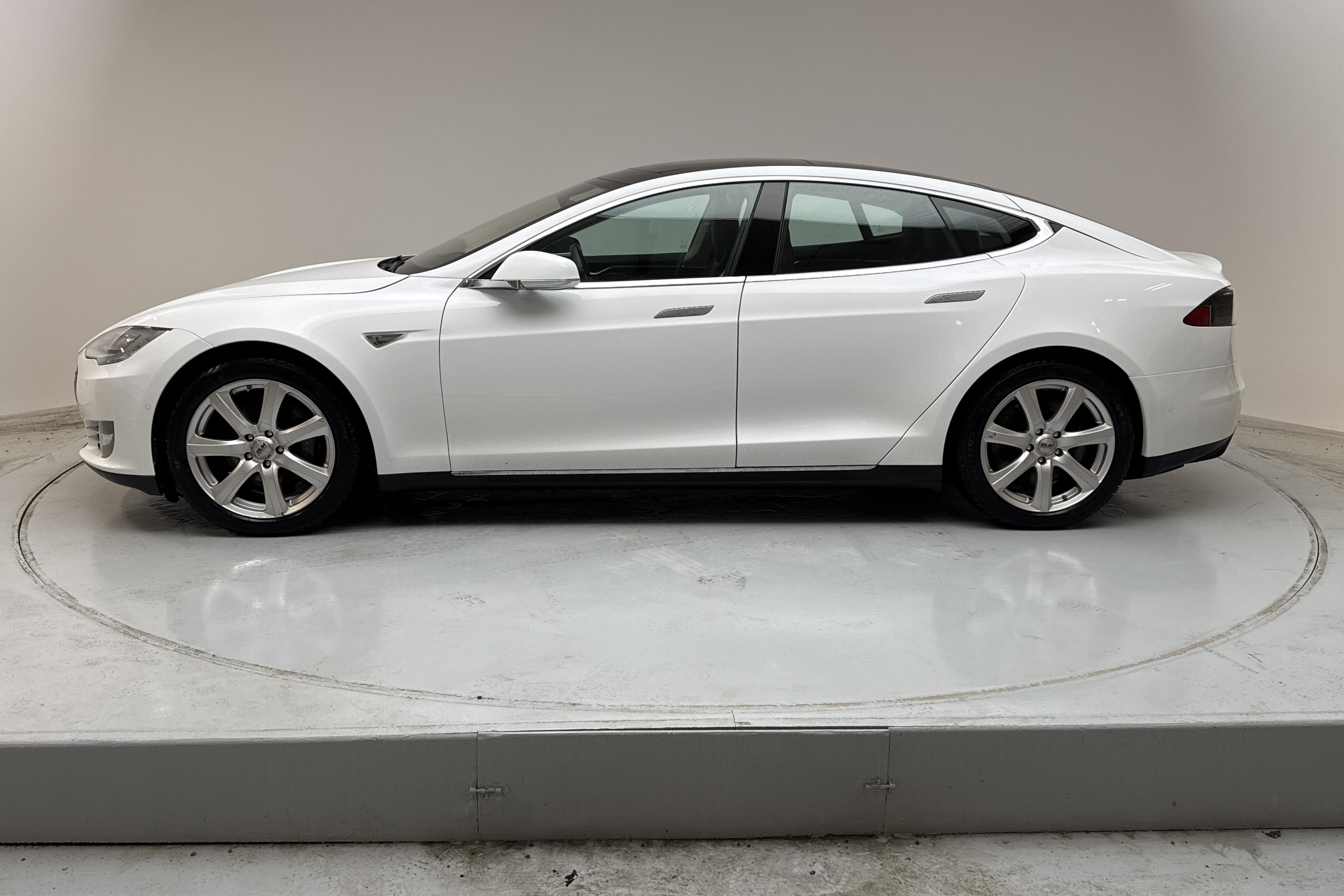 Tesla Model S 85 - 19 498 mil - Automat - vit - 2015