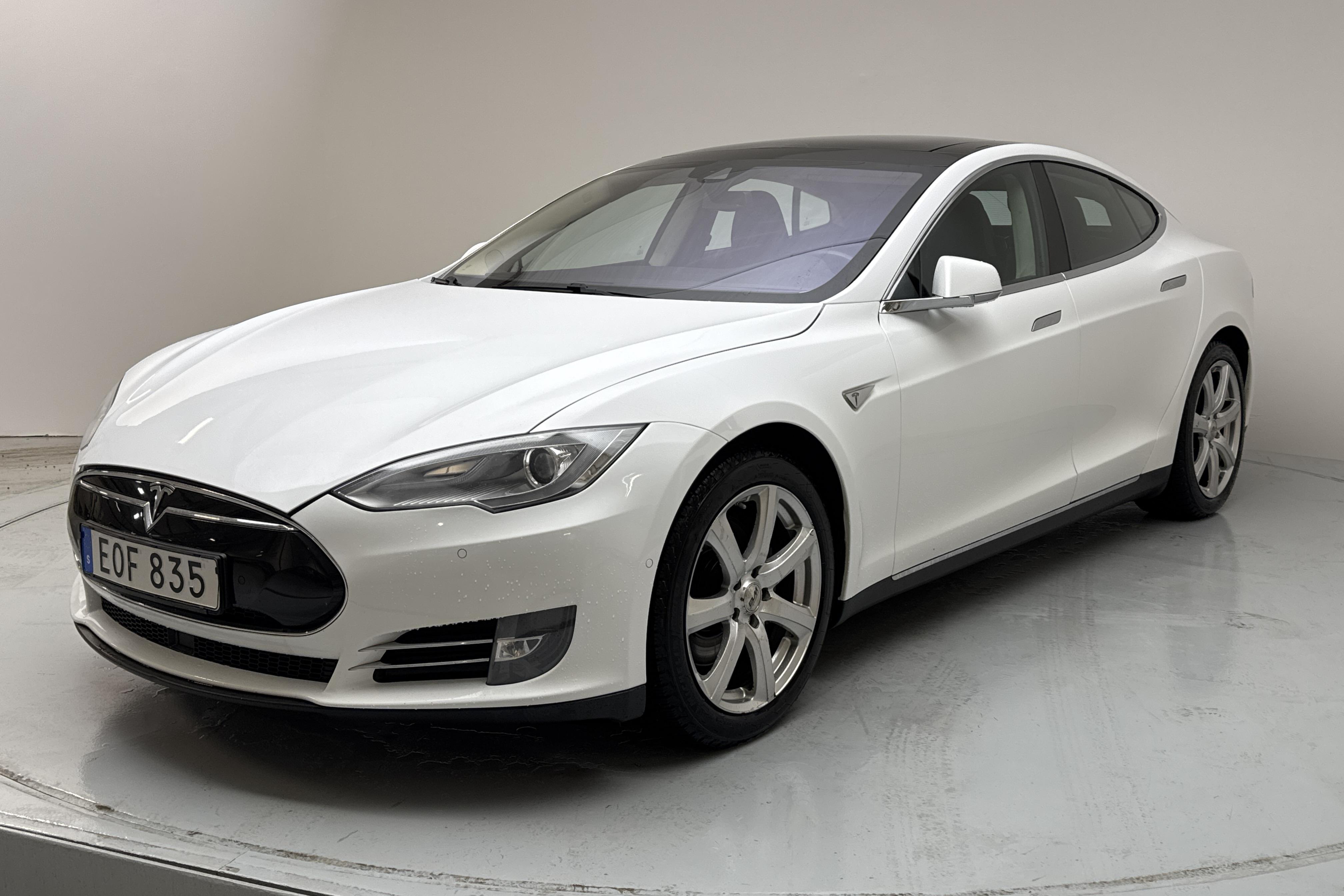 Tesla Model S 85 - 19 498 mil - Automat - vit - 2015