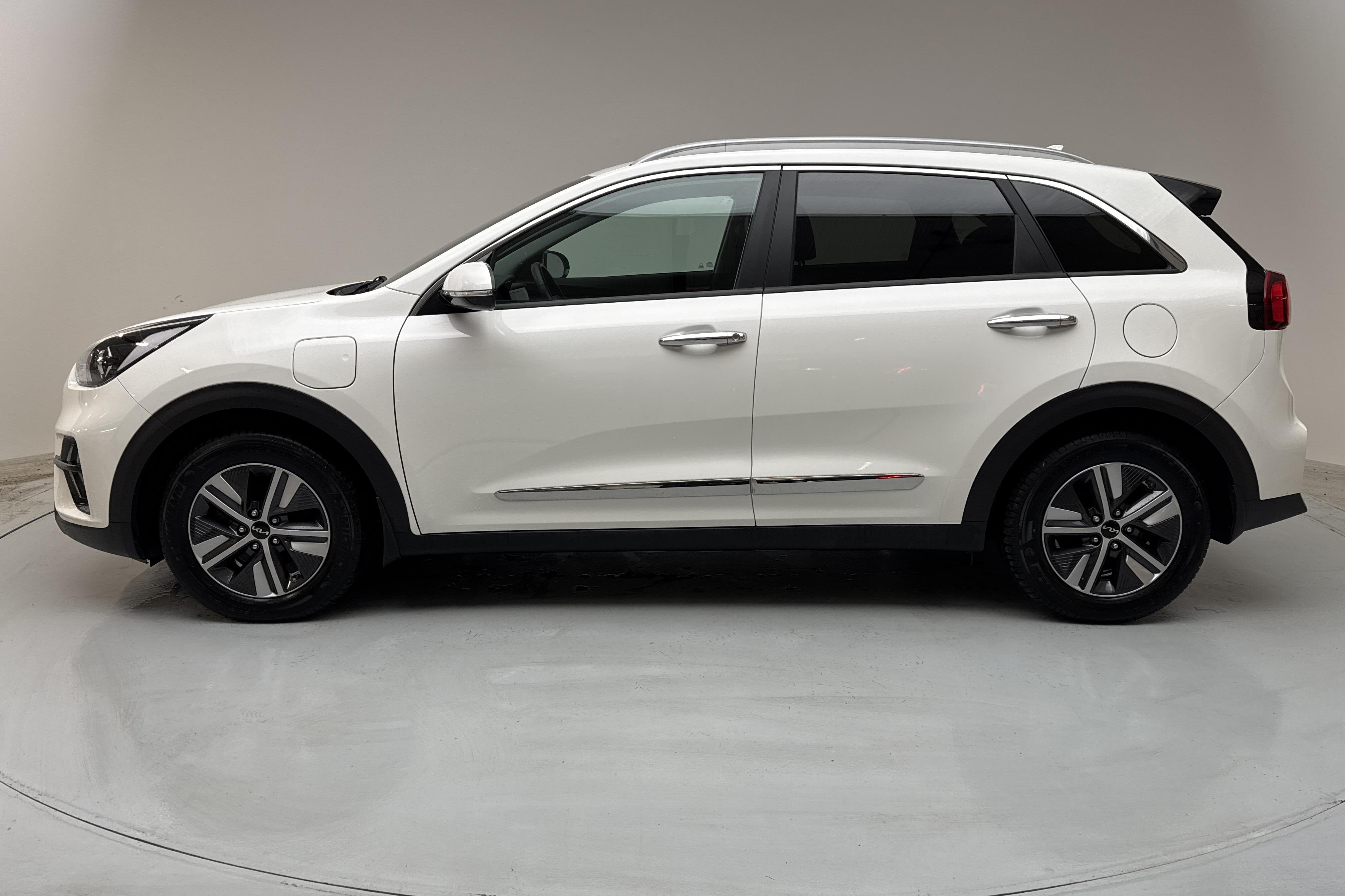 KIA Niro Plug-in Hybrid 1.6 (141hk) - 4 918 mil - Automat - vit - 2022