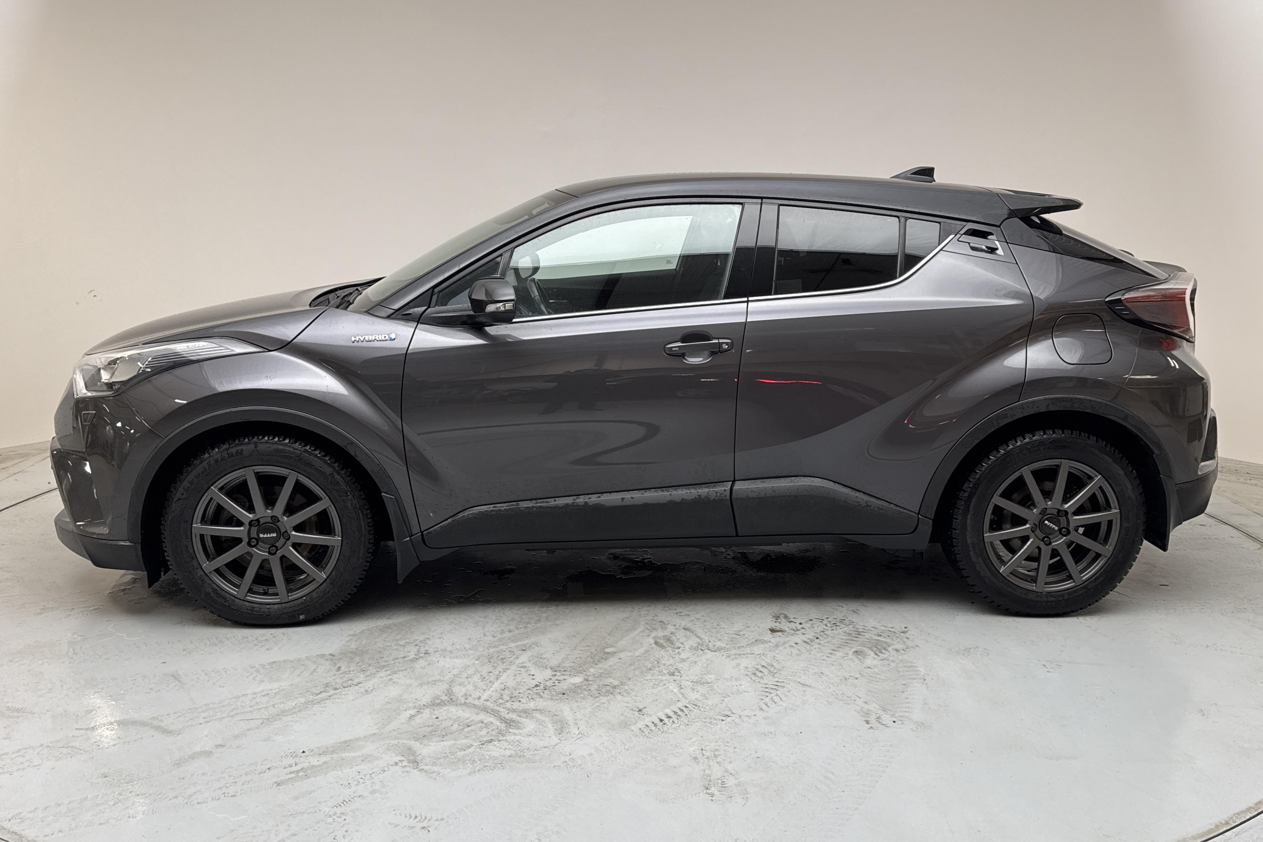 Toyota C-HR 1.8 HSD (122hk) - 17 243 mil - Automat - Dark Grey - 2018