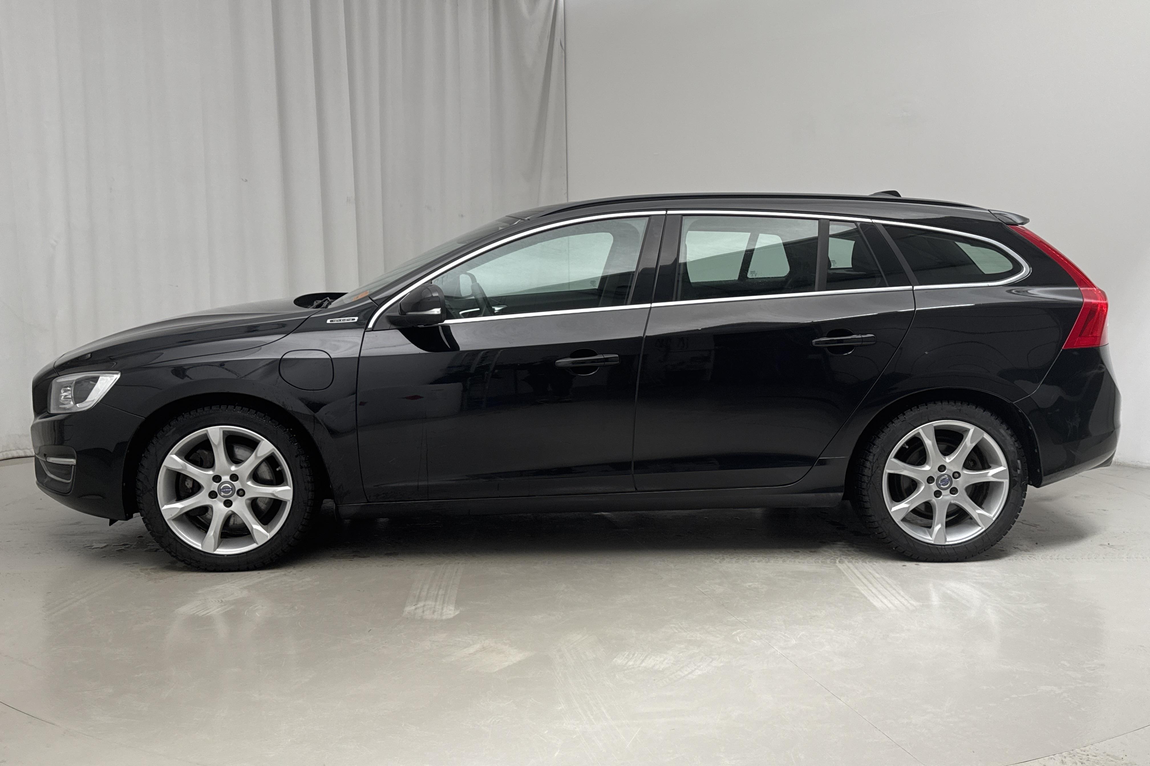 Volvo V60 D5 AWD Twin Engine (163hk) - 13 591 mil - Automat - svart - 2017