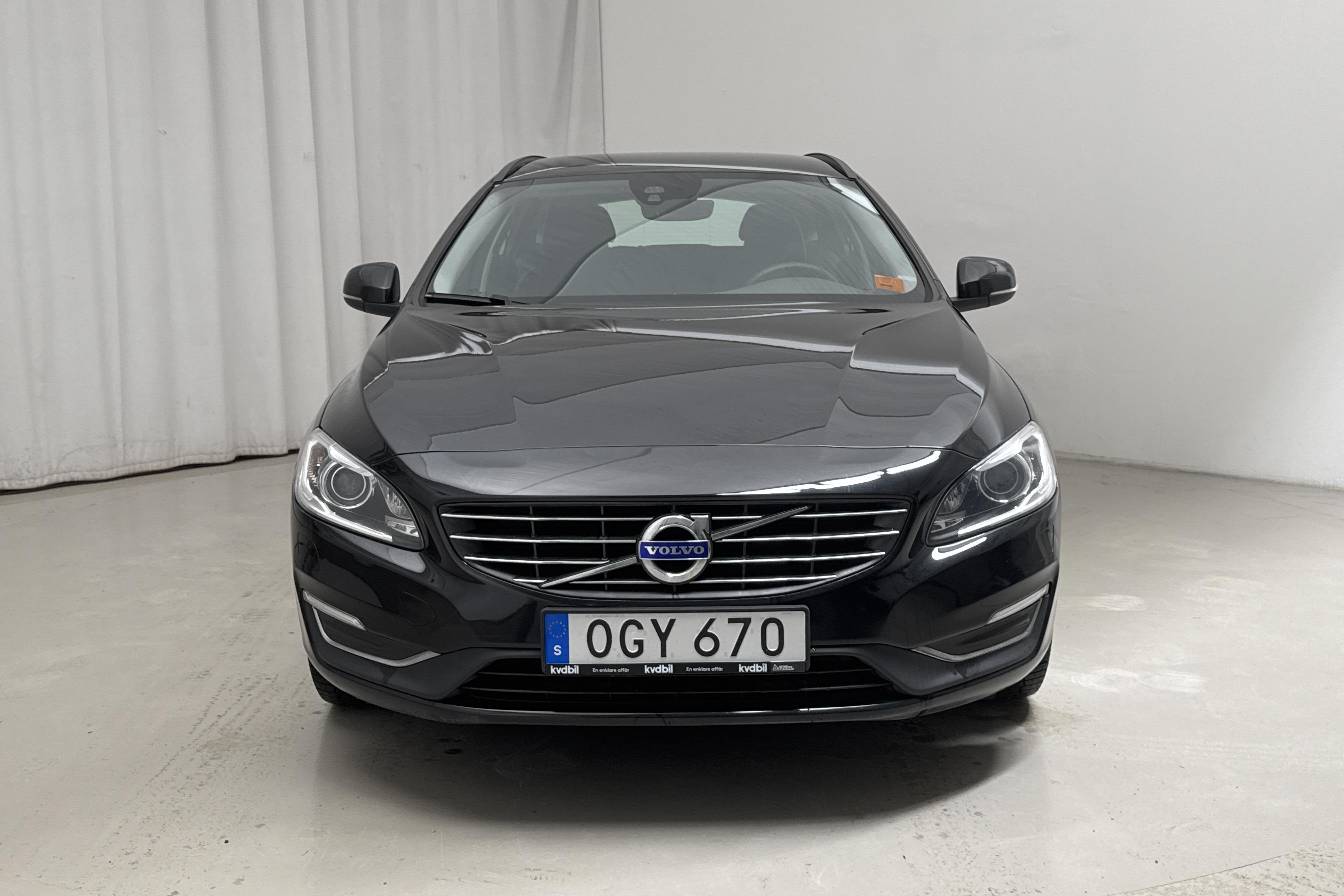 Volvo V60 D5 AWD Twin Engine (163hk) - 13 591 mil - Automat - svart - 2017