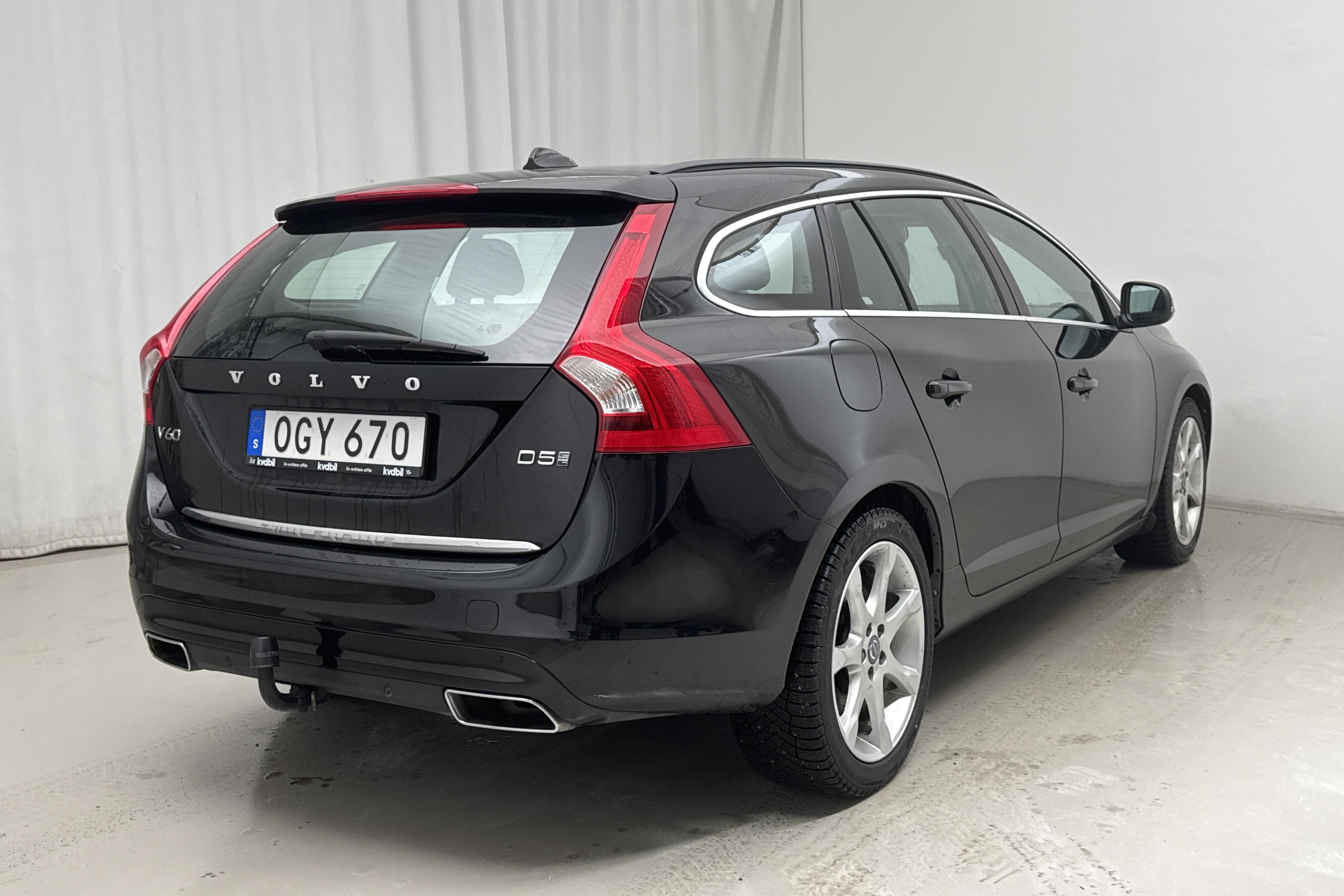 Volvo V60 D5 AWD Twin Engine (163hk) - 13 591 mil - Automat - svart - 2017