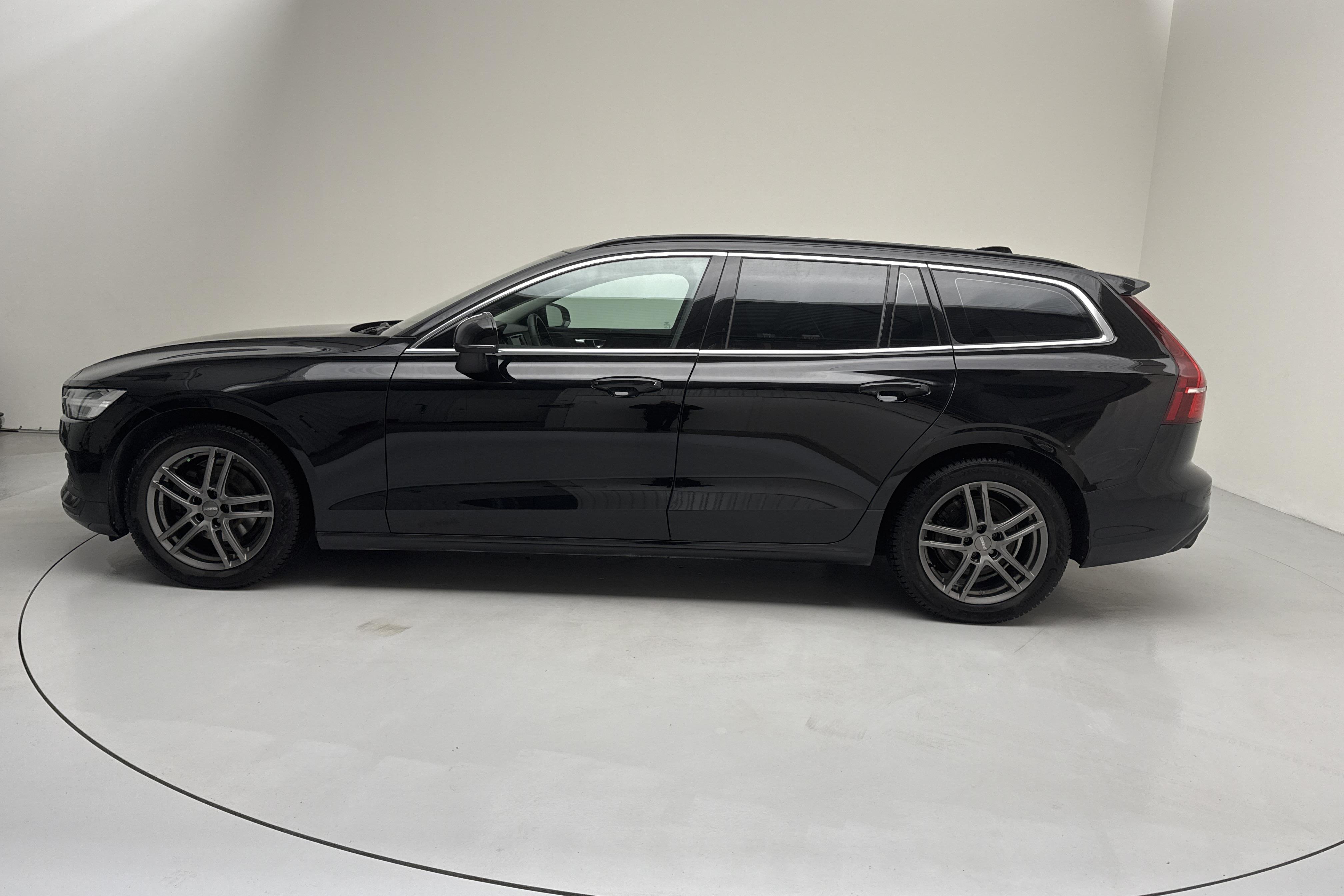 Volvo V60 B4 Mildhybrid, Bensin (197hk) - 14 731 mil - Automat - svart - 2022