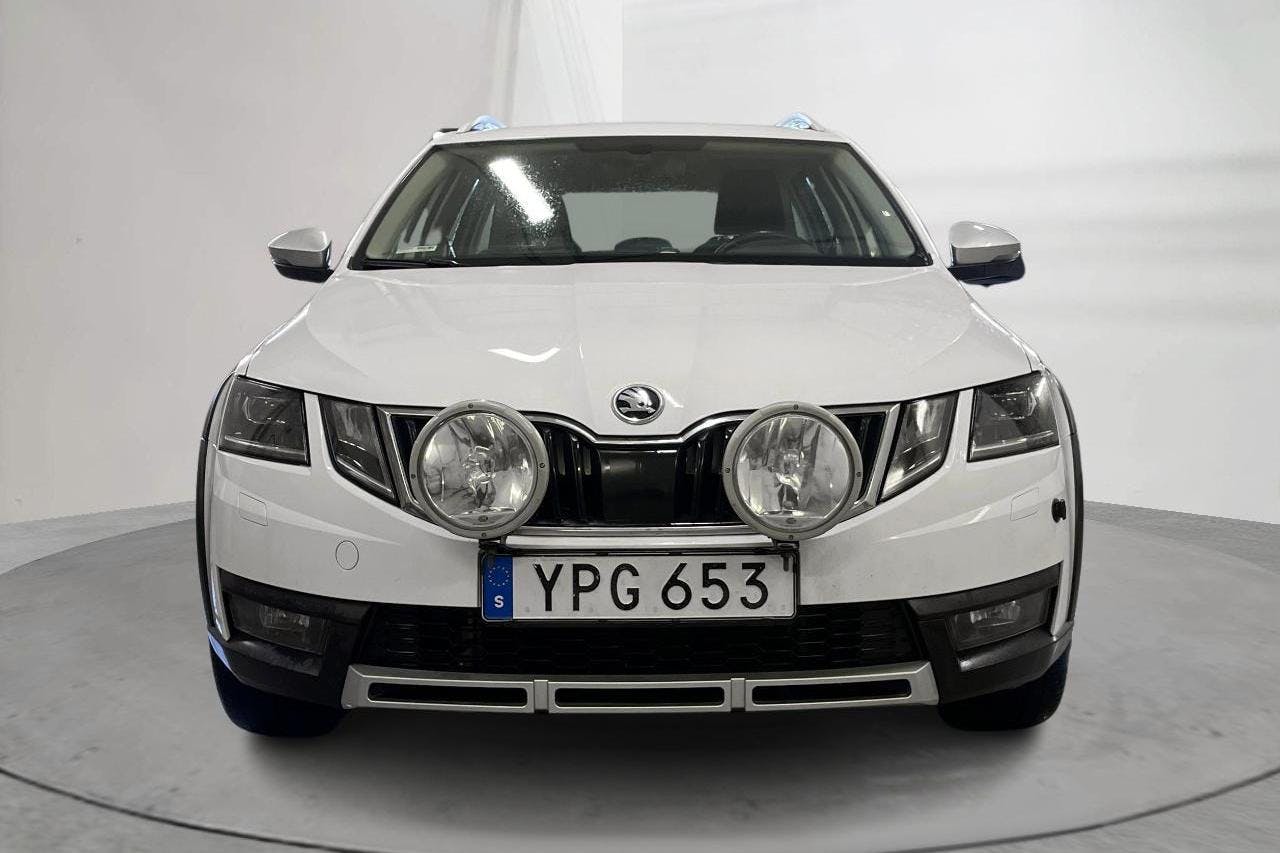 Skoda Octavia Scout II 2.0 TDI 4X4 (150hk) - 77 760 km - Manualna - biały - 2018