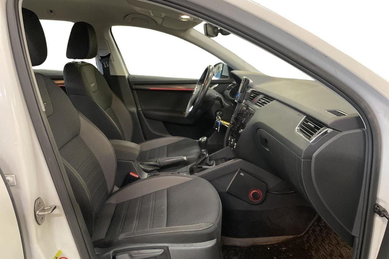 Skoda Octavia Scout II 2.0 TDI 4X4 (150hk) - 77 760 km - Manualna - biały - 2018