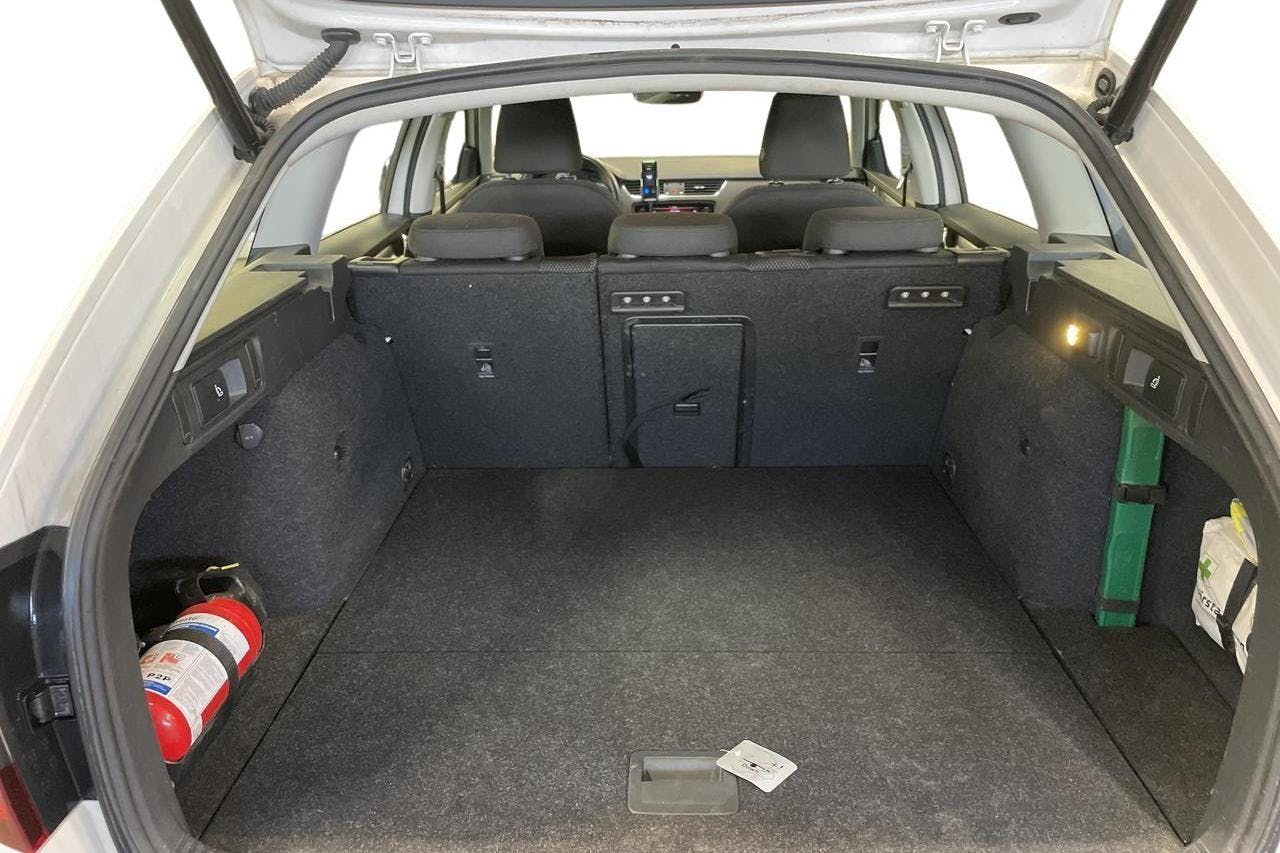 Skoda Octavia Scout II 2.0 TDI 4X4 (150hk) - 77 760 km - Manualna - biały - 2018