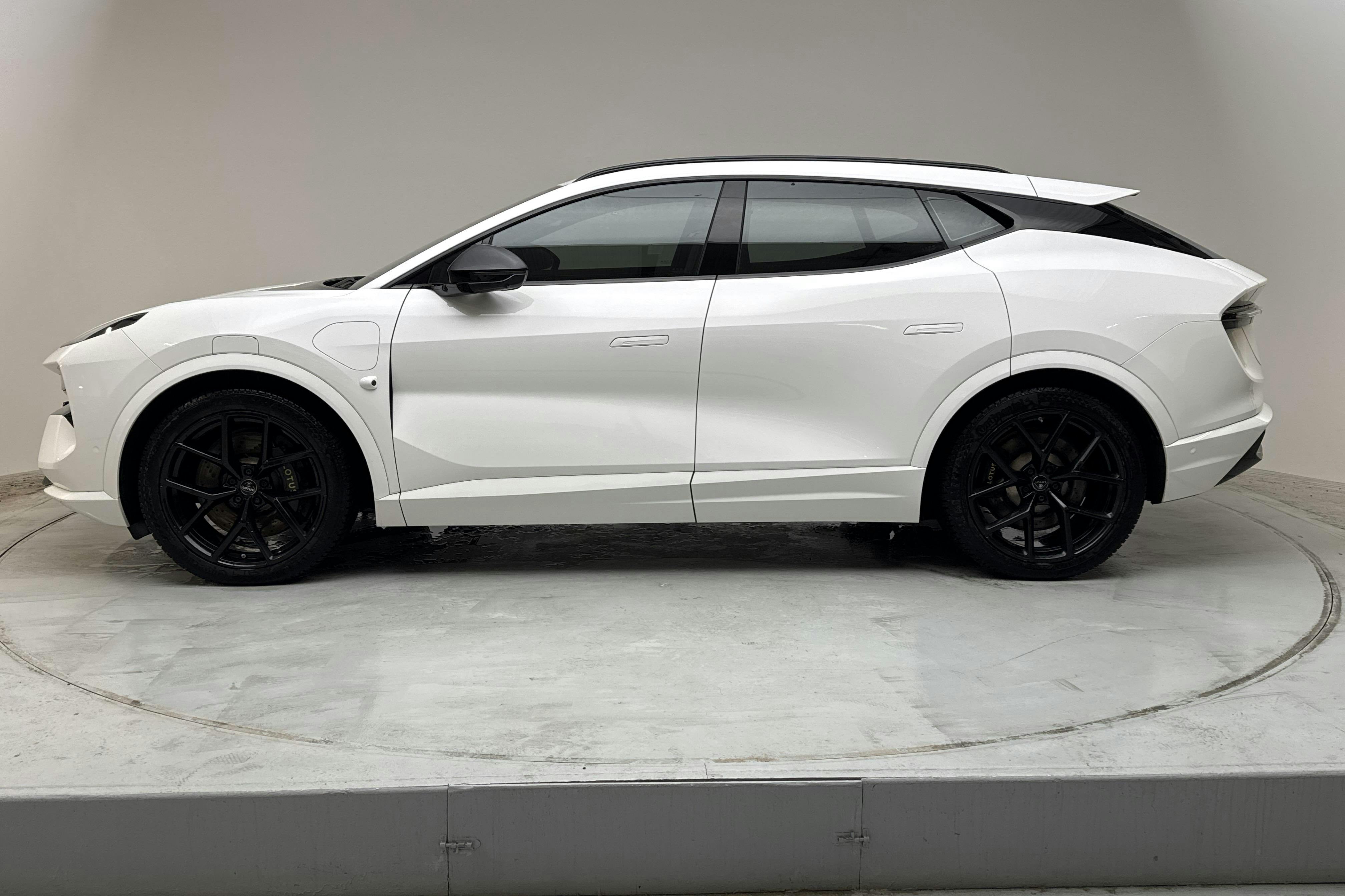 Lotus Eletre - 2 046 mil - Automat - svart - 2023