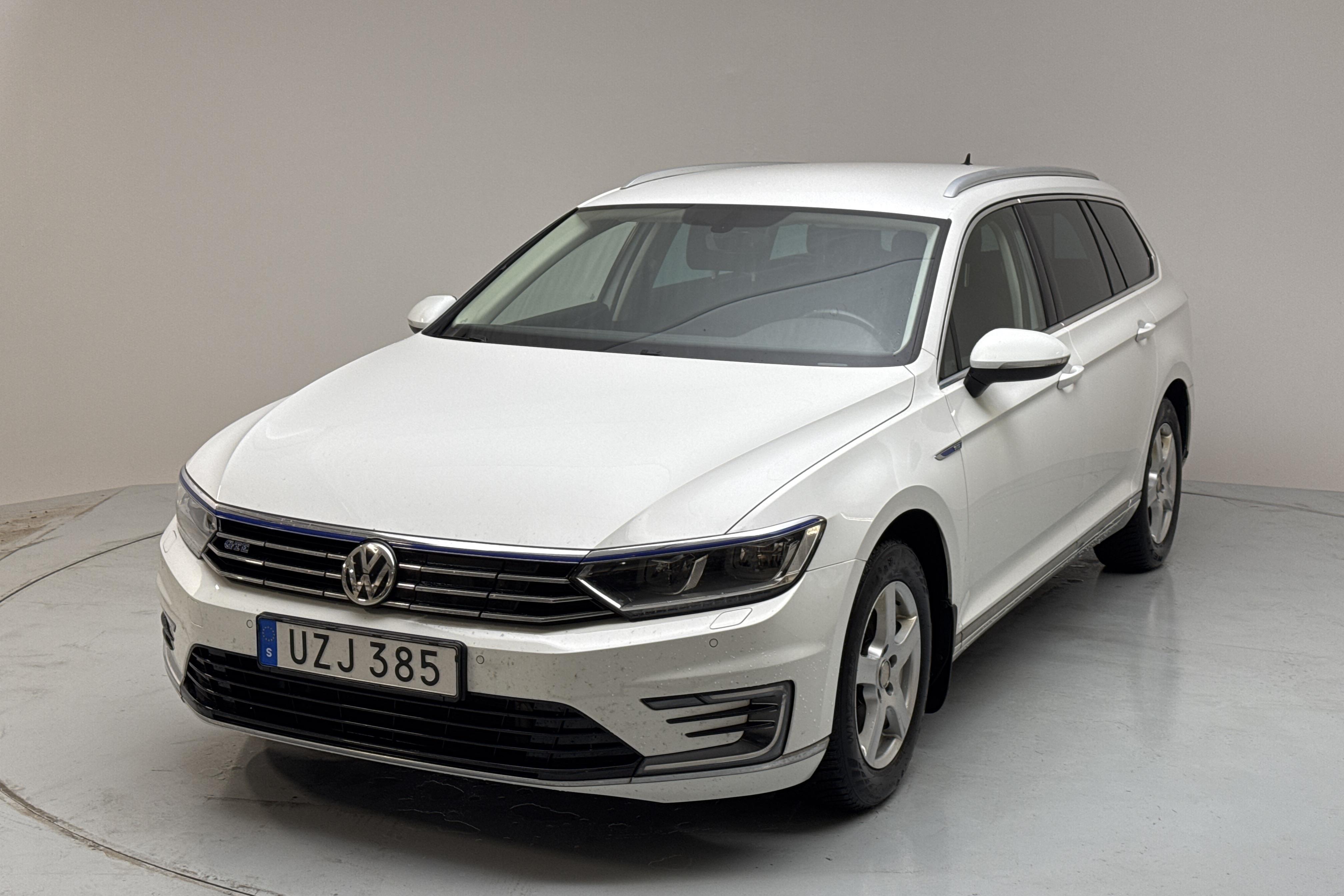 VW Passat 1.4 Plug-in-Hybrid Sportscombi (218hk) - 9 604 mil - Automat - vit - 2016