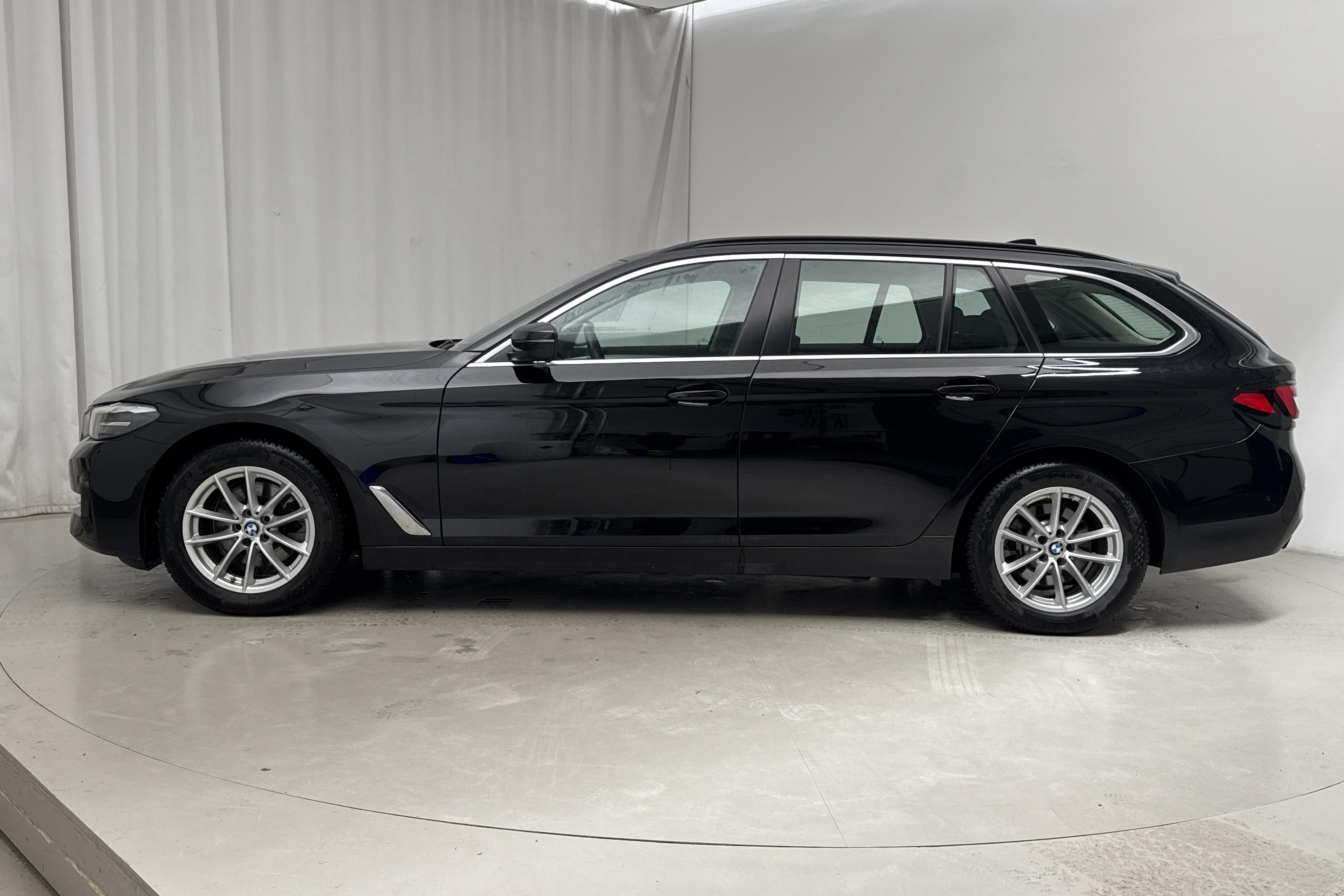 BMW 520d Touring, G31 LCI (190hk+11hk) - 3 133 mil - Automat - svart - 2022