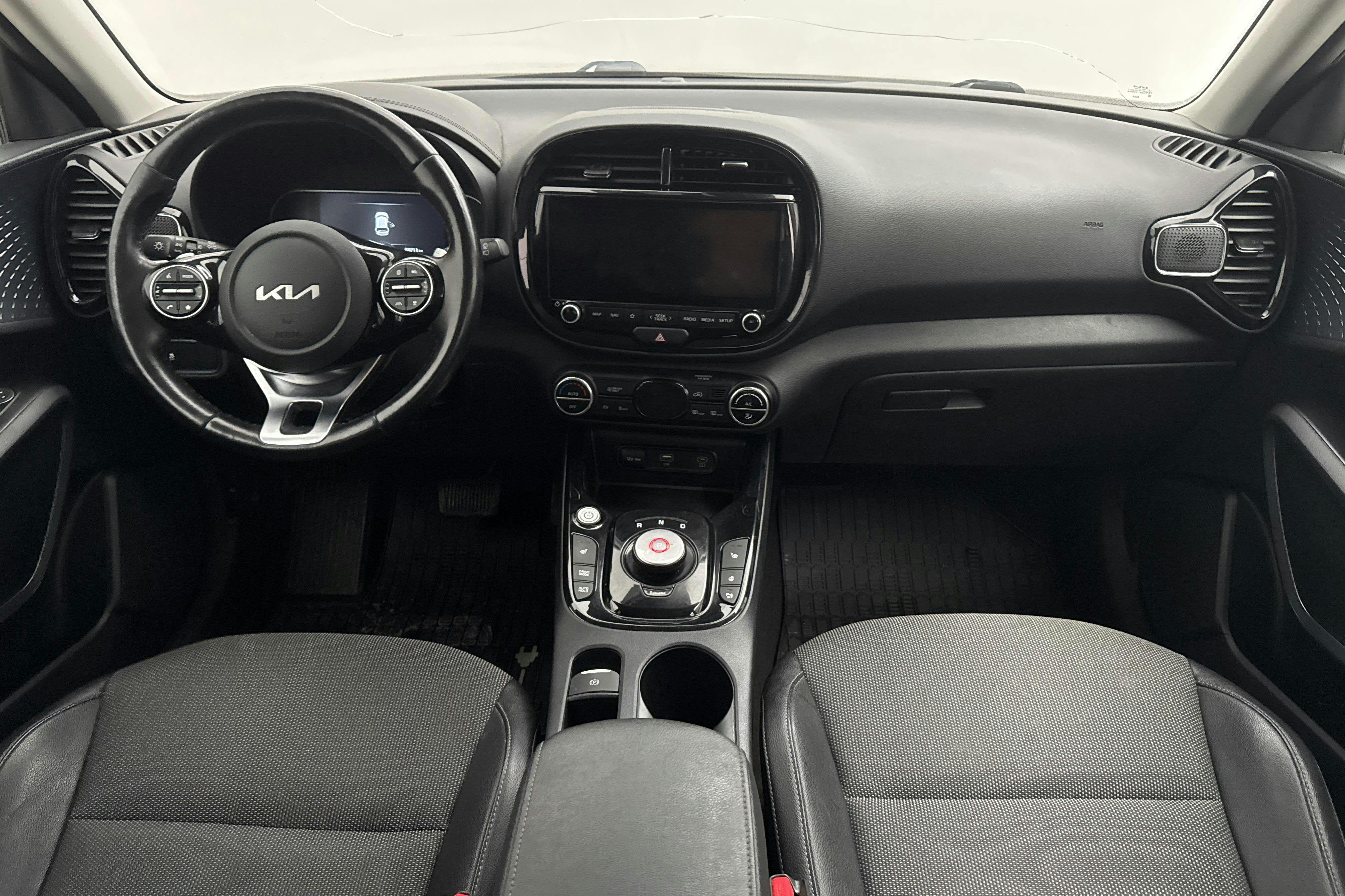 KIA e-Soul Long Range 64 kWh (204hk) - 68 720 km - Automatyczna - czarny - 2023