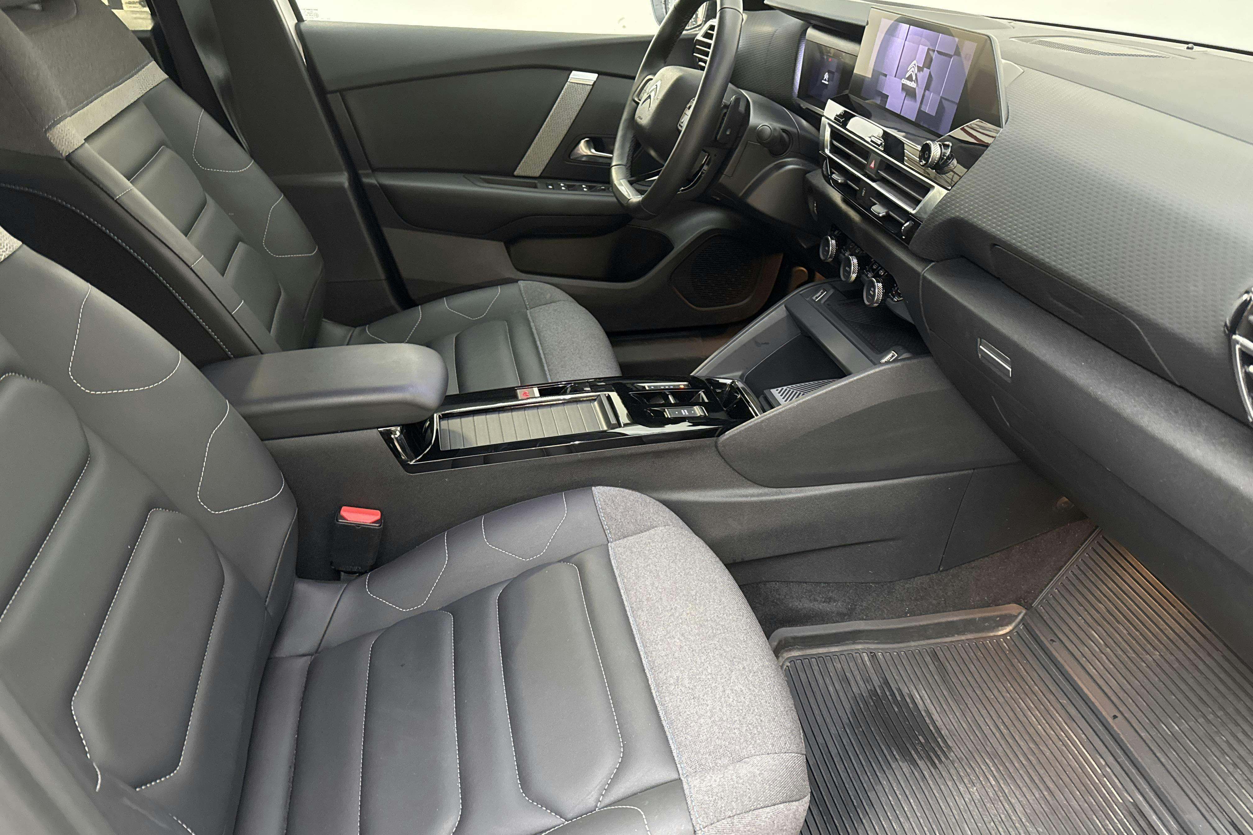 Citroen C4 1.2 PureTech (130hk) - 2 507 mil - Automat - vit - 2023