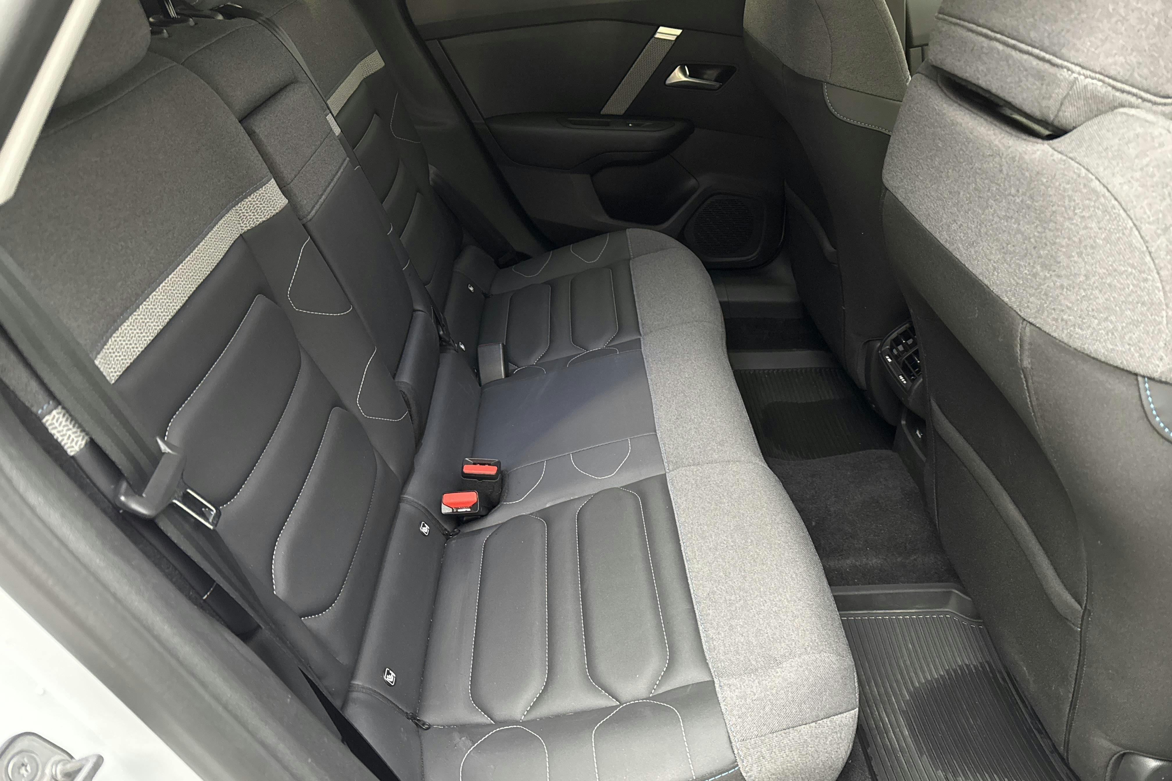 Citroen C4 1.2 PureTech (130hk) - 2 507 mil - Automat - vit - 2023