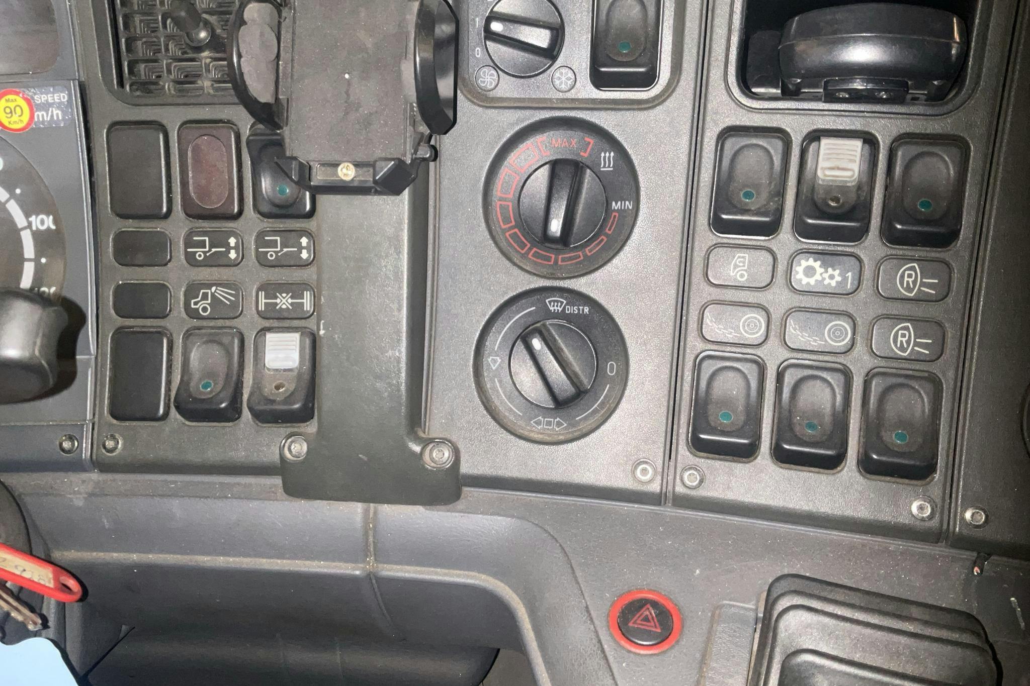 SCANIA P94DB NA230 - 701 960 km - Manuell - 2003