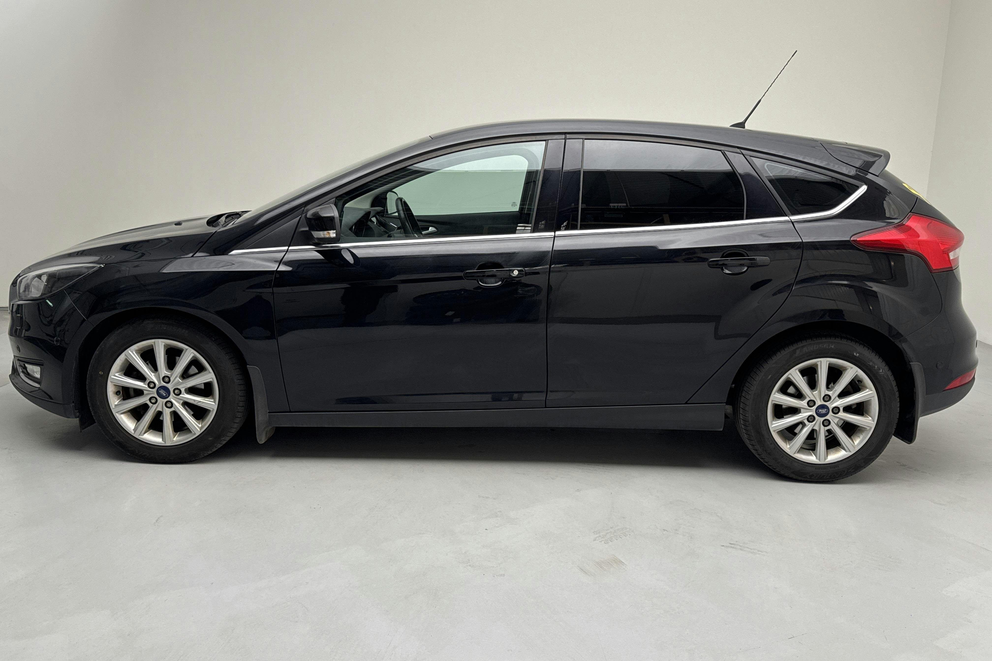 Ford Focus 1.0 EcoBoost 5dr (125hk) - 16 557 mil - Manuell - svart - 2017