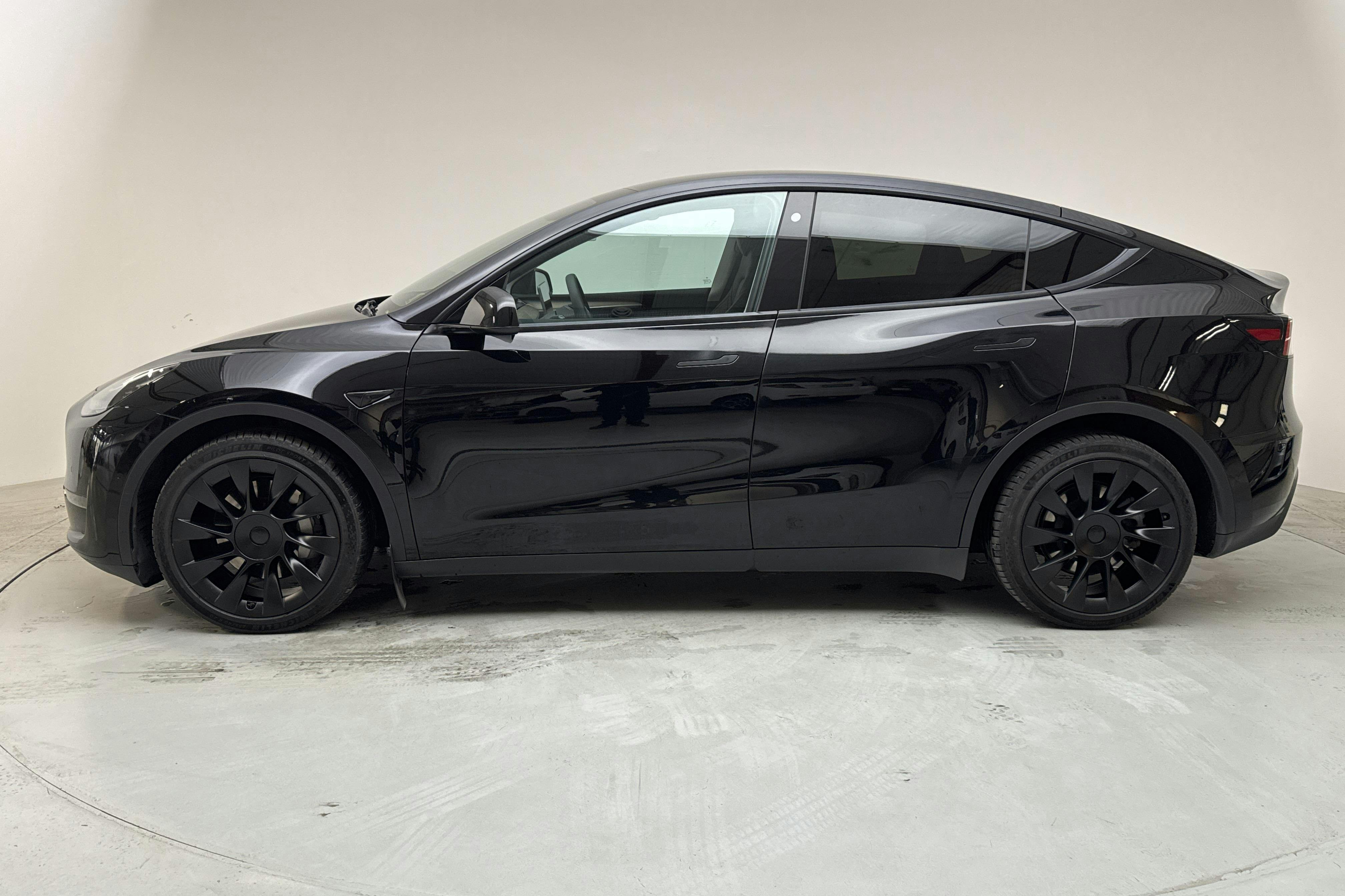 Tesla Model Y Long Range Dual Motor AWD - 6 395 mil - Automat - svart - 2022