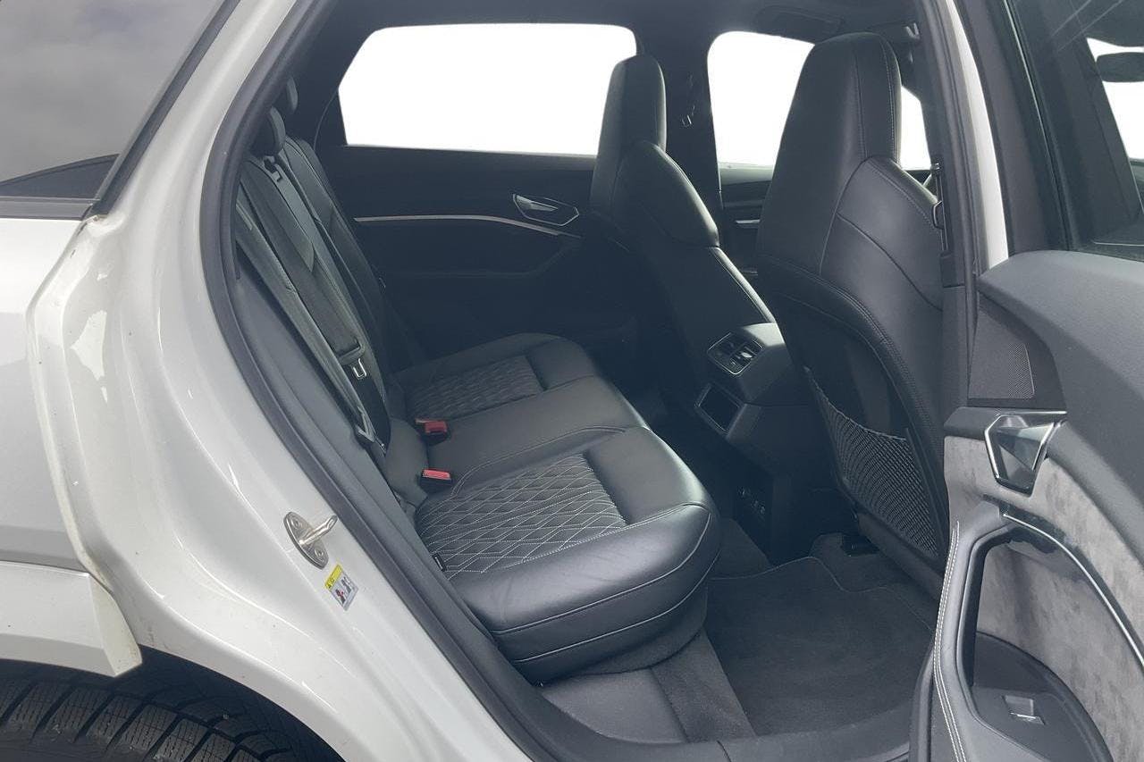 Audi e-tron S quattro 95 kWh (503hk) - 7 620 mil - Automat - vit - 2021
