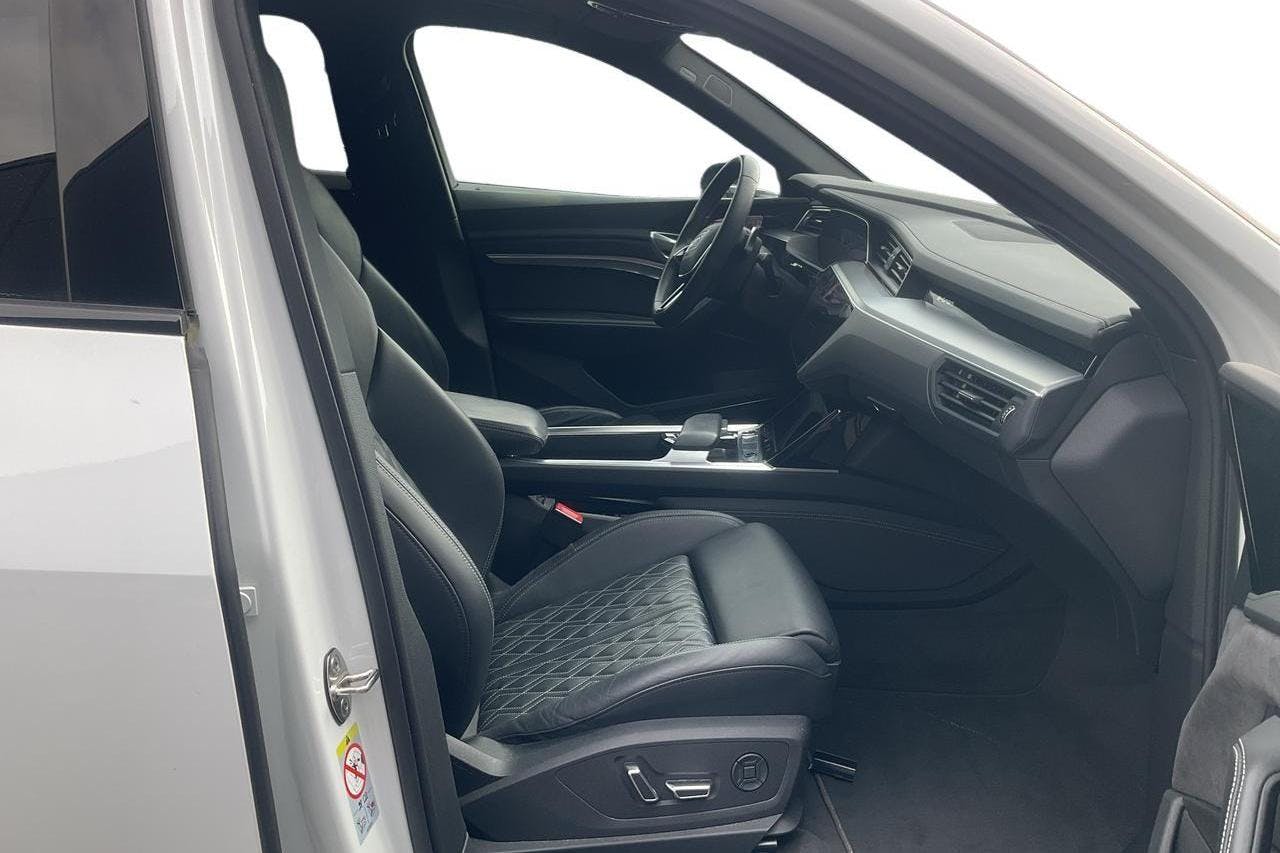 Audi e-tron S quattro 95 kWh (503hk) - 7 620 mil - Automat - vit - 2021