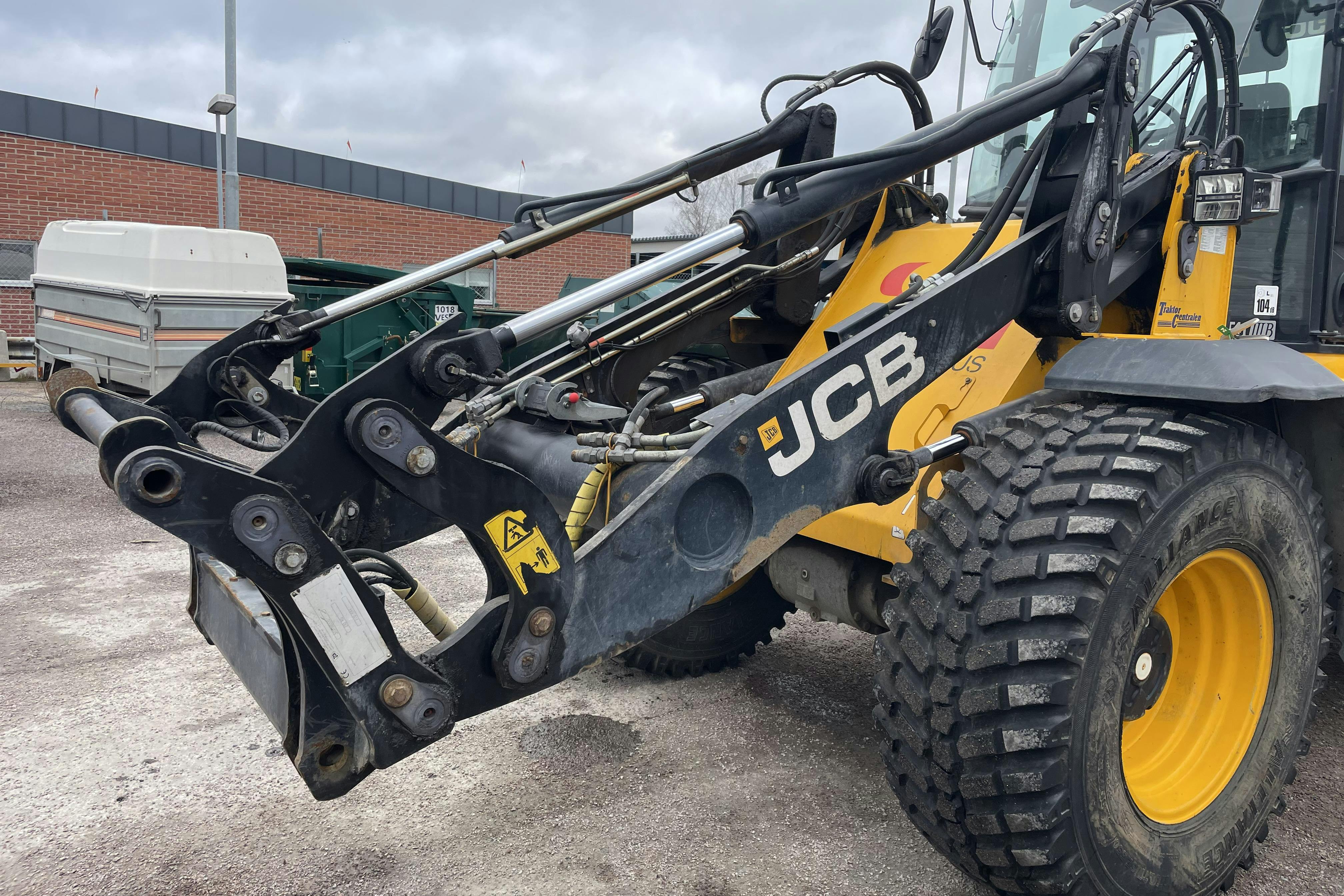 JCB 413S inkl redskap -  - Automat - 2014