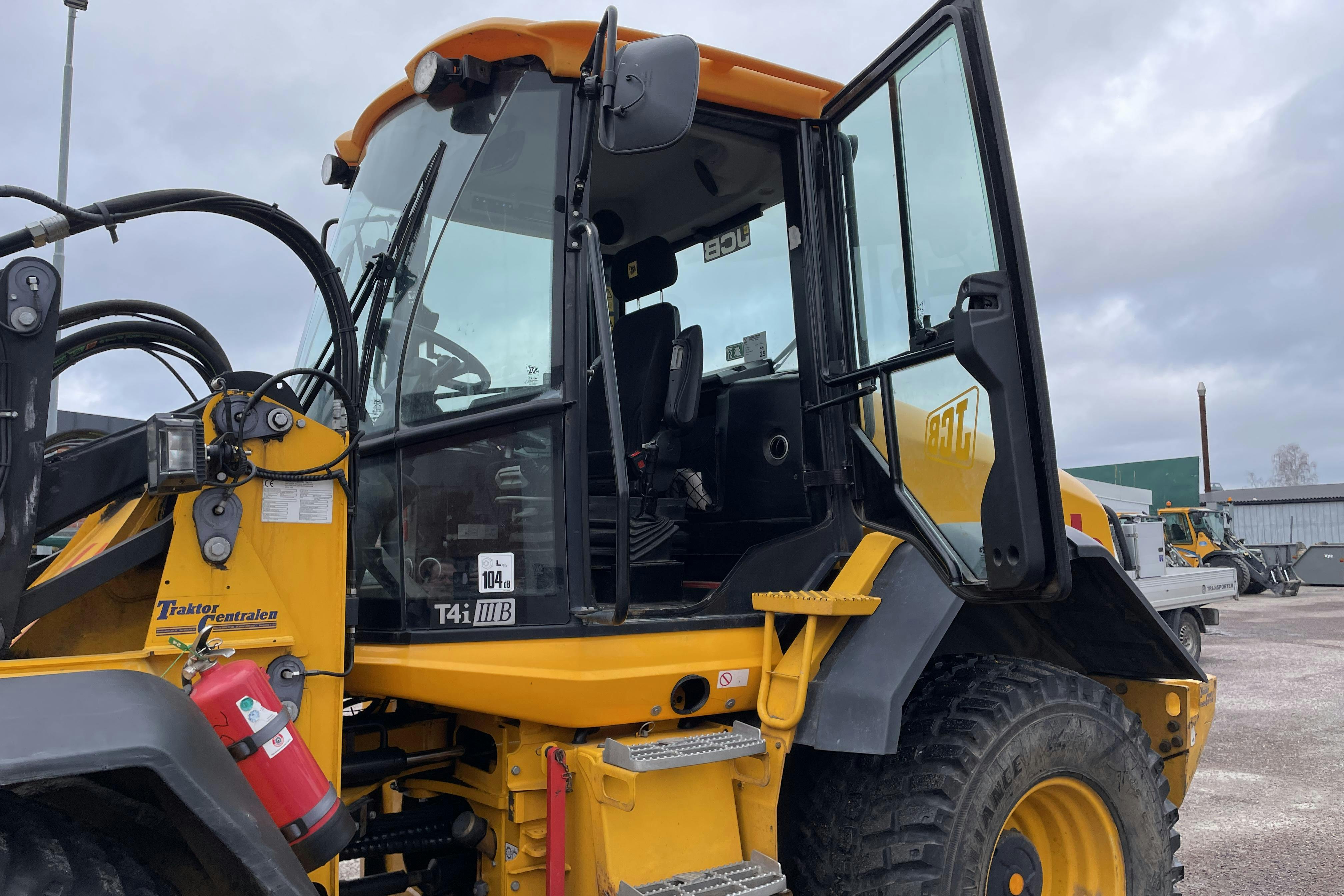 JCB 413S inkl redskap -  - Automat - 2014