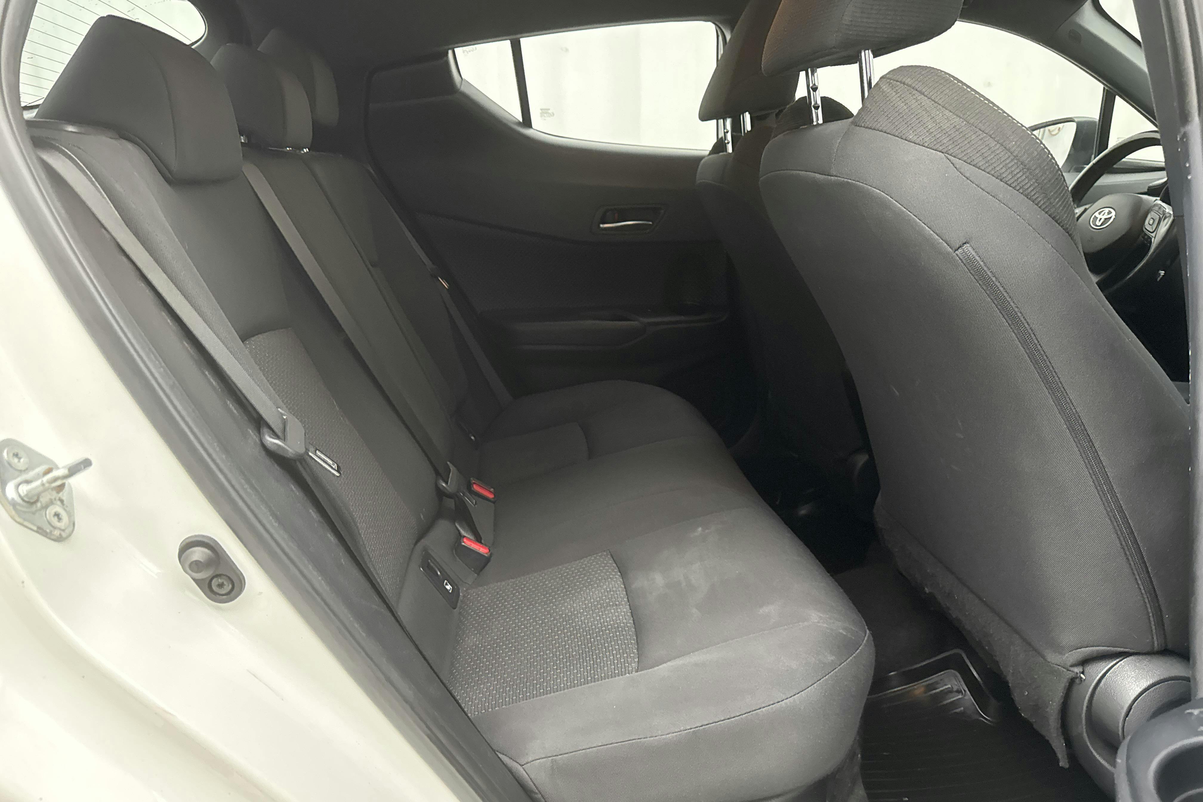 Toyota C-HR 1.8 HSD (122hk) - 16 334 mil - Automat - vit - 2019