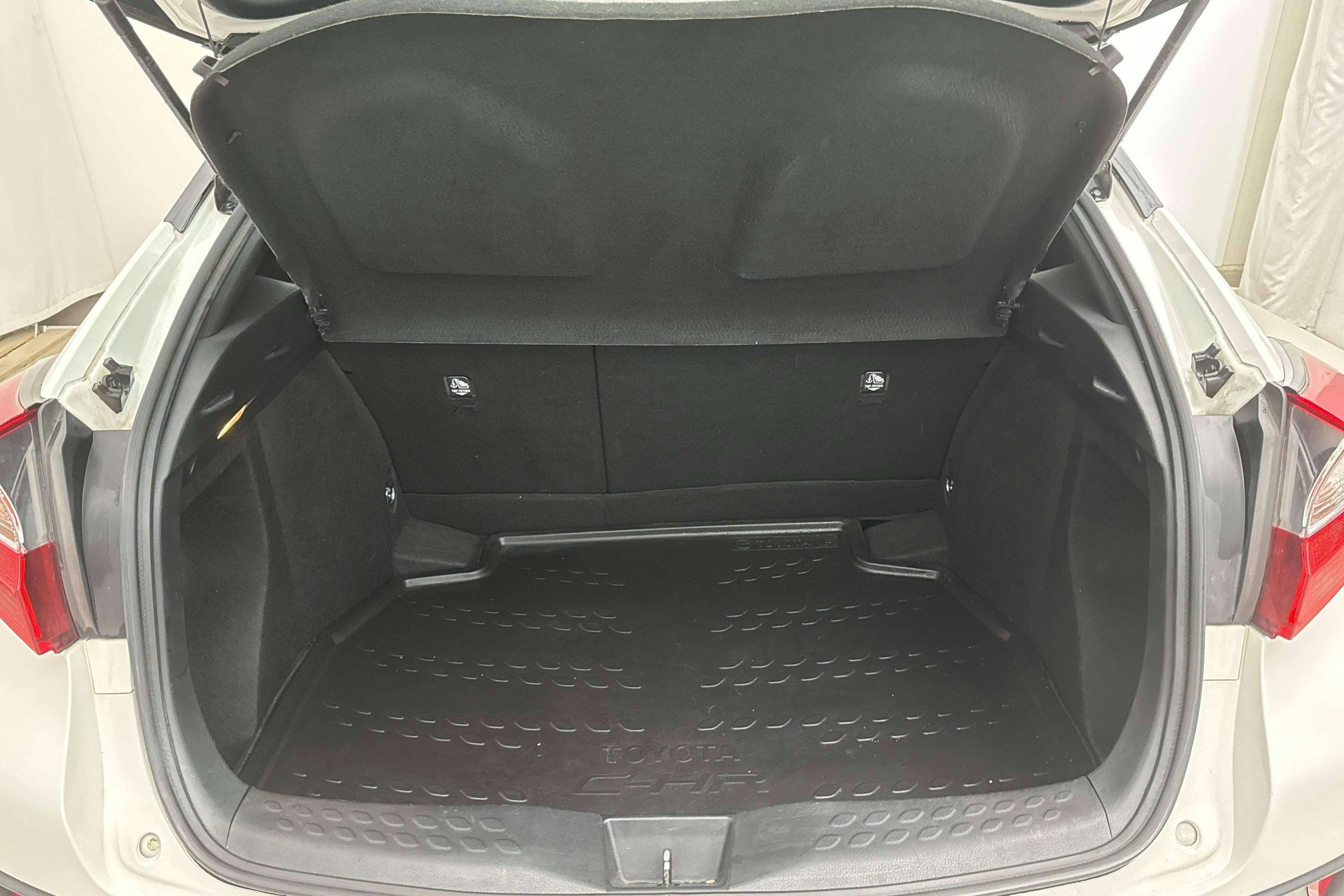 Toyota C-HR 1.8 HSD (122hk) - 16 334 mil - Automat - vit - 2019