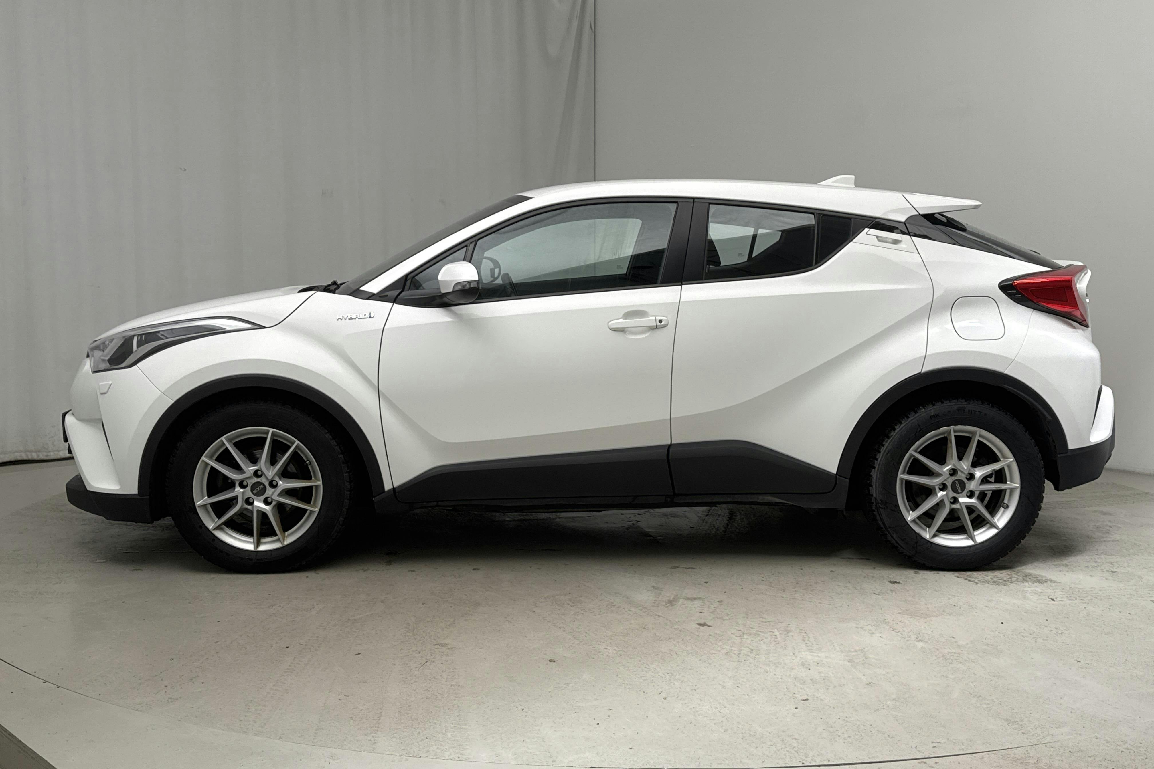 Toyota C-HR 1.8 HSD (122hk) - 16 334 mil - Automat - vit - 2019