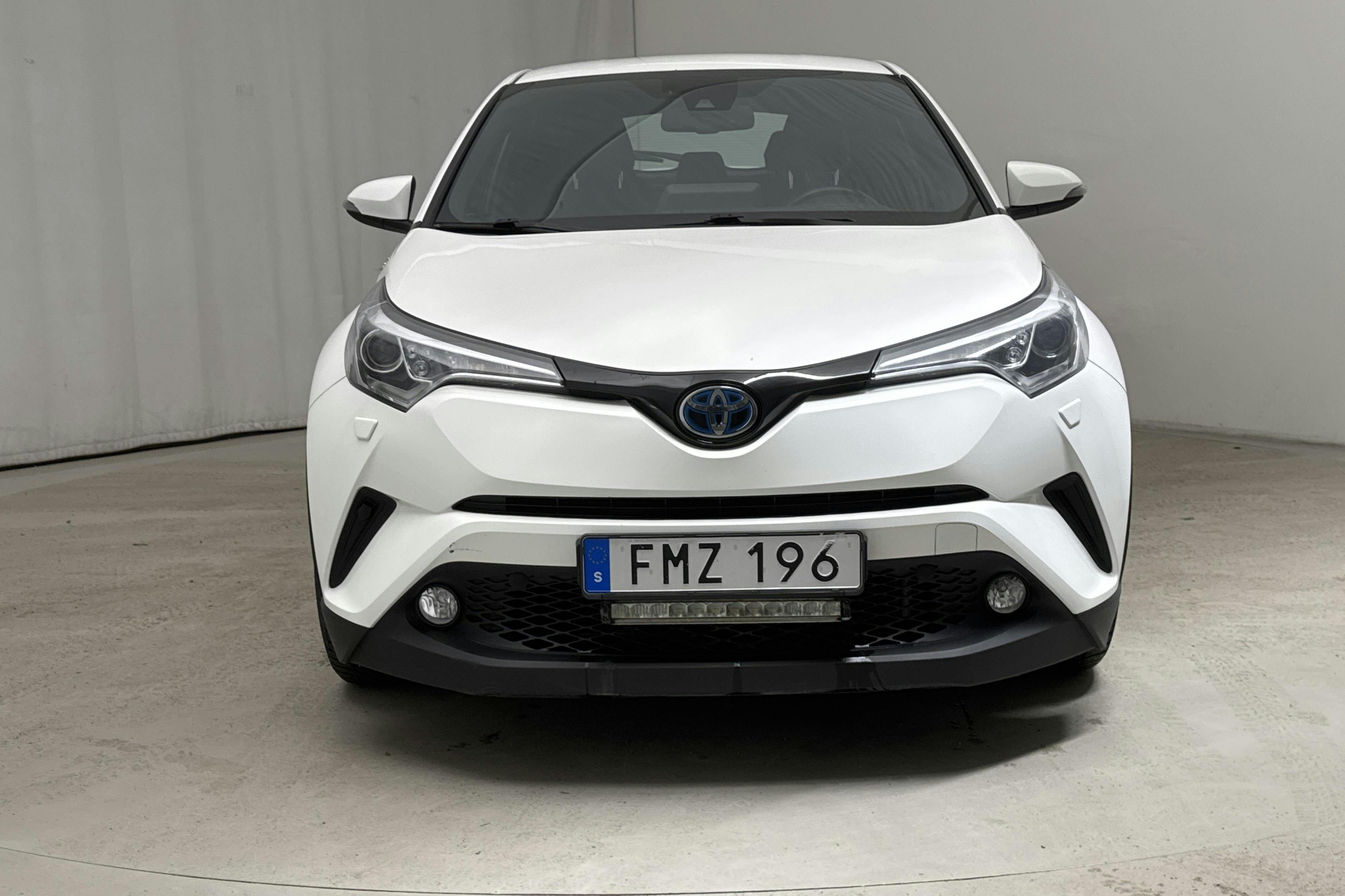 Toyota C-HR 1.8 HSD (122hk) - 16 334 mil - Automat - vit - 2019