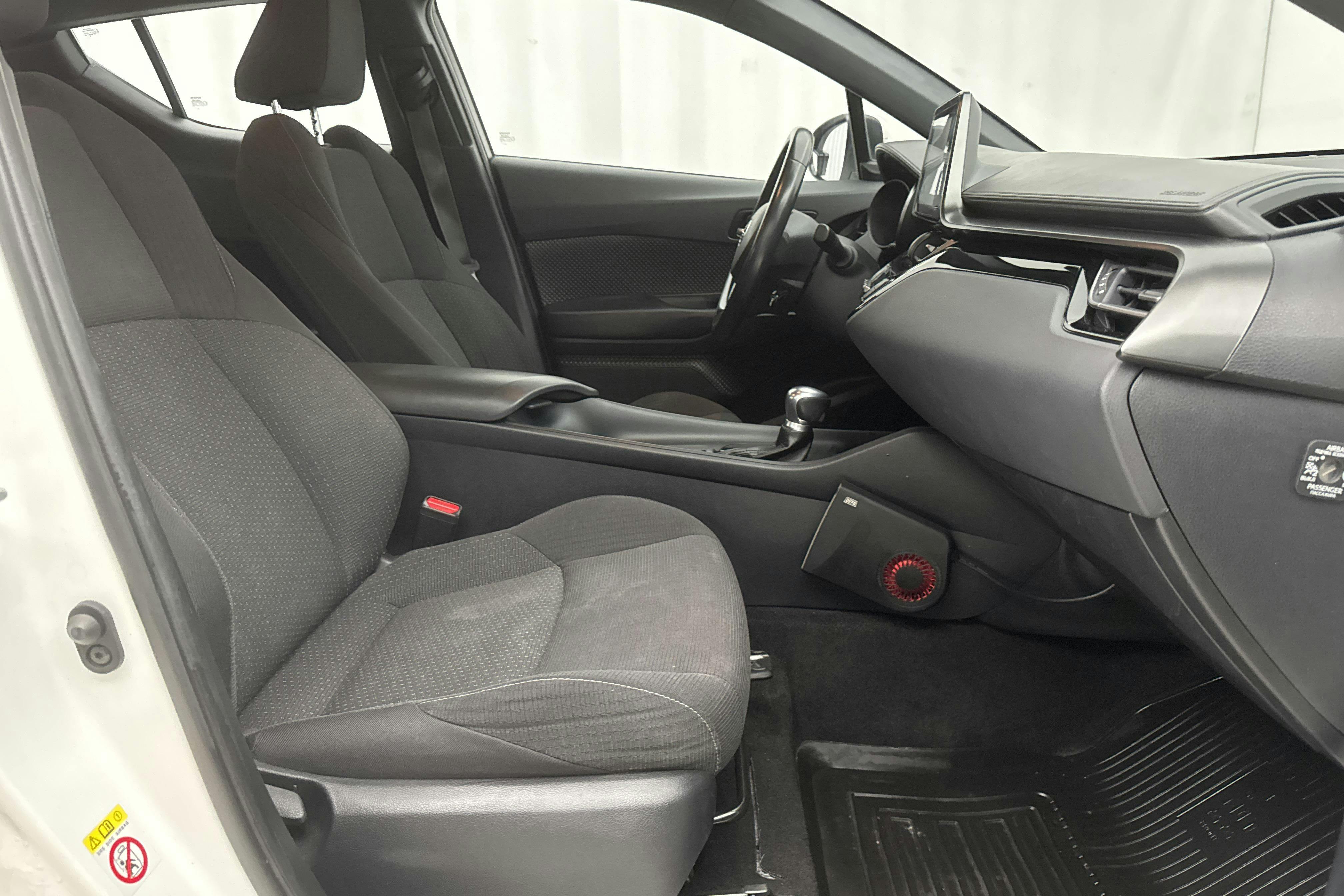 Toyota C-HR 1.8 HSD (122hk) - 16 334 mil - Automat - vit - 2019