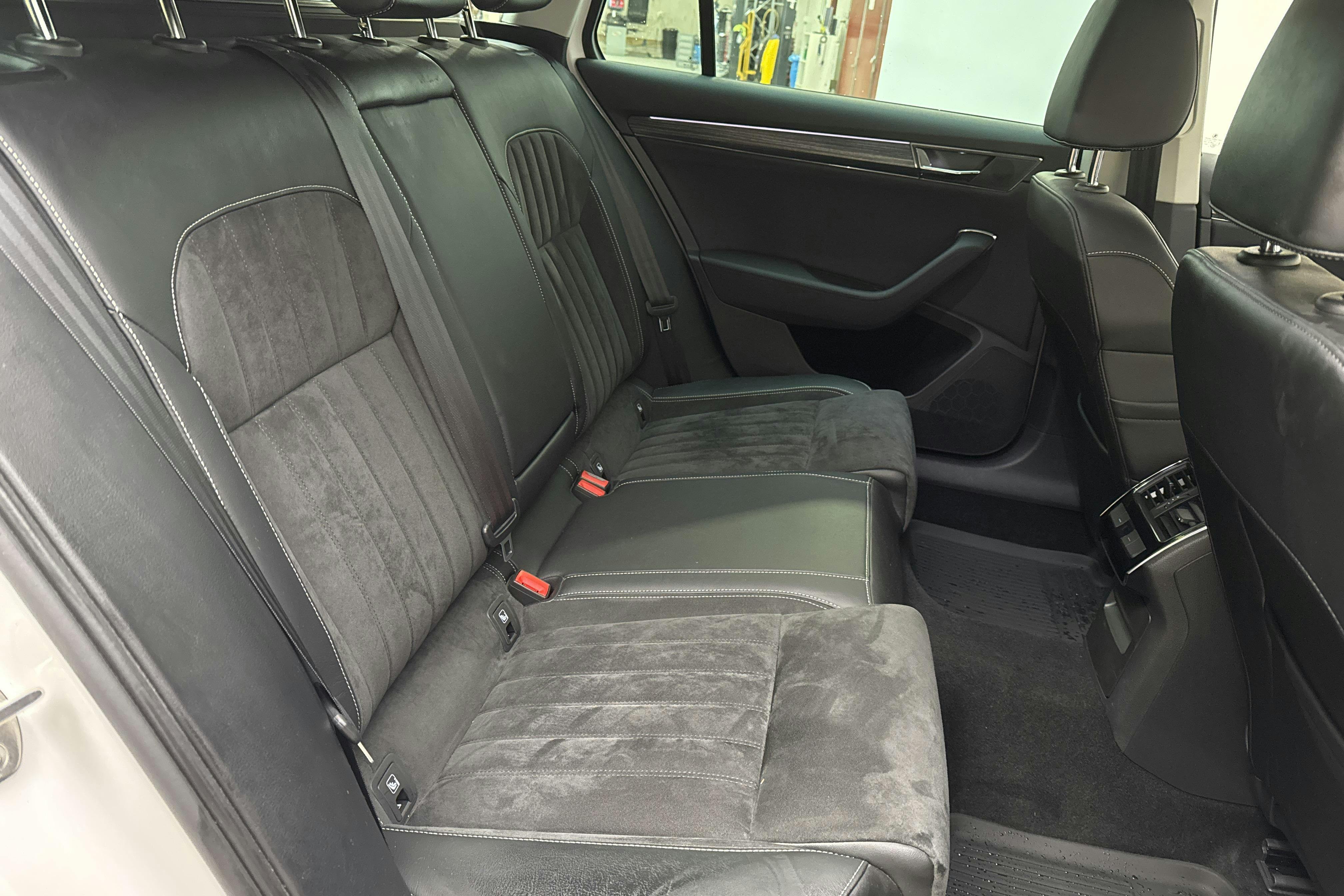 Skoda Superb 1.4 TSI PHEV Kombi (218hk) - 5 347 mil - Automat - vit - 2021
