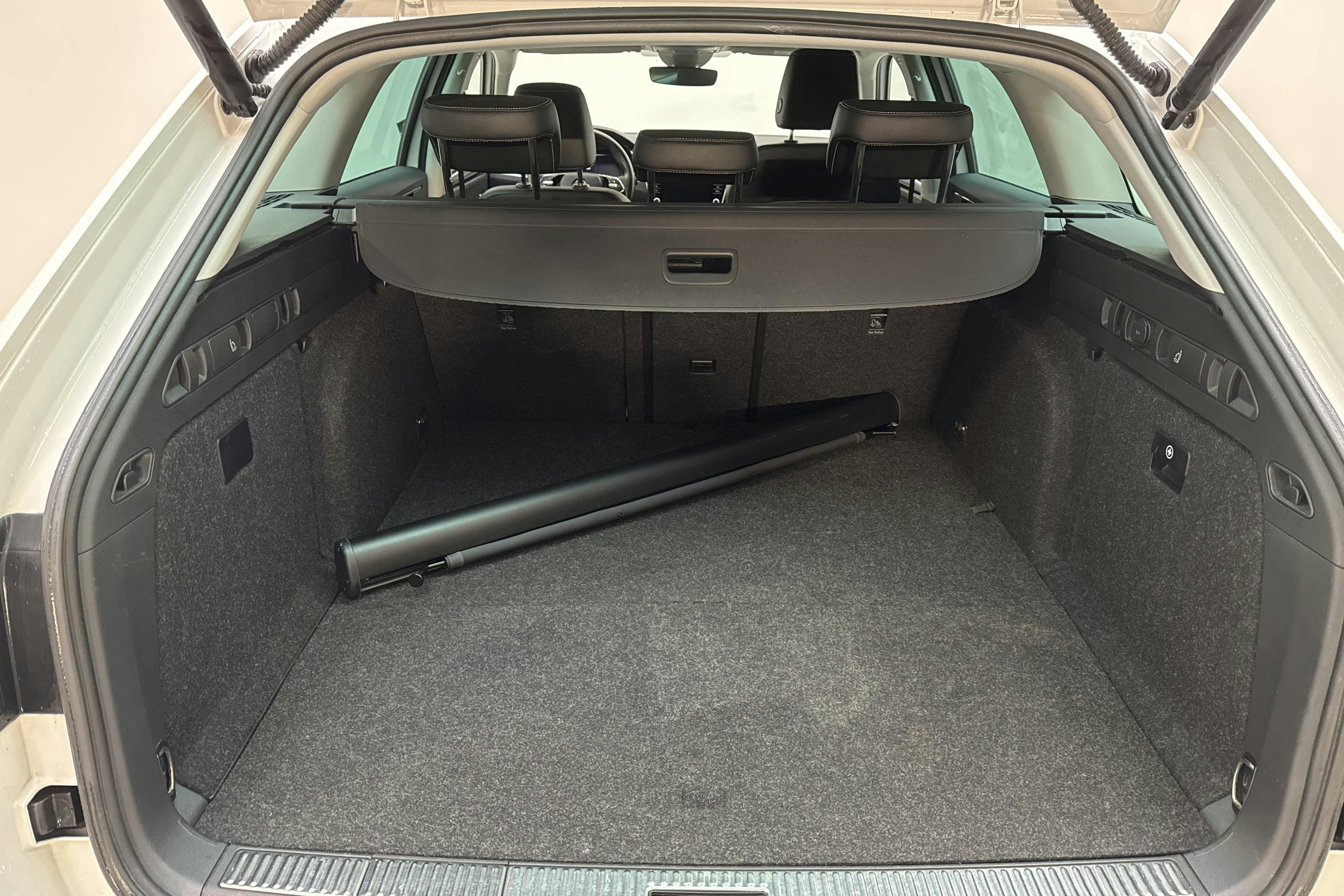 Skoda Superb 1.4 TSI PHEV Kombi (218hk) - 5 347 mil - Automat - vit - 2021