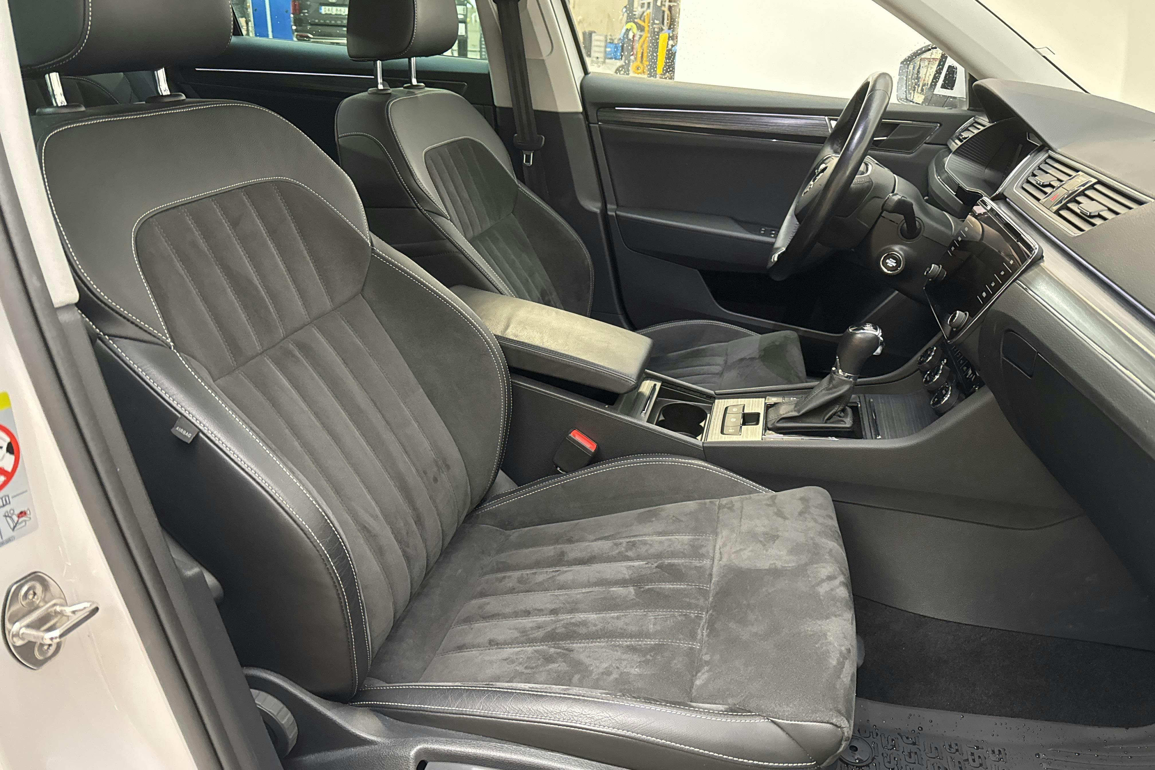Skoda Superb 1.4 TSI PHEV Kombi (218hk) - 5 347 mil - Automat - vit - 2021