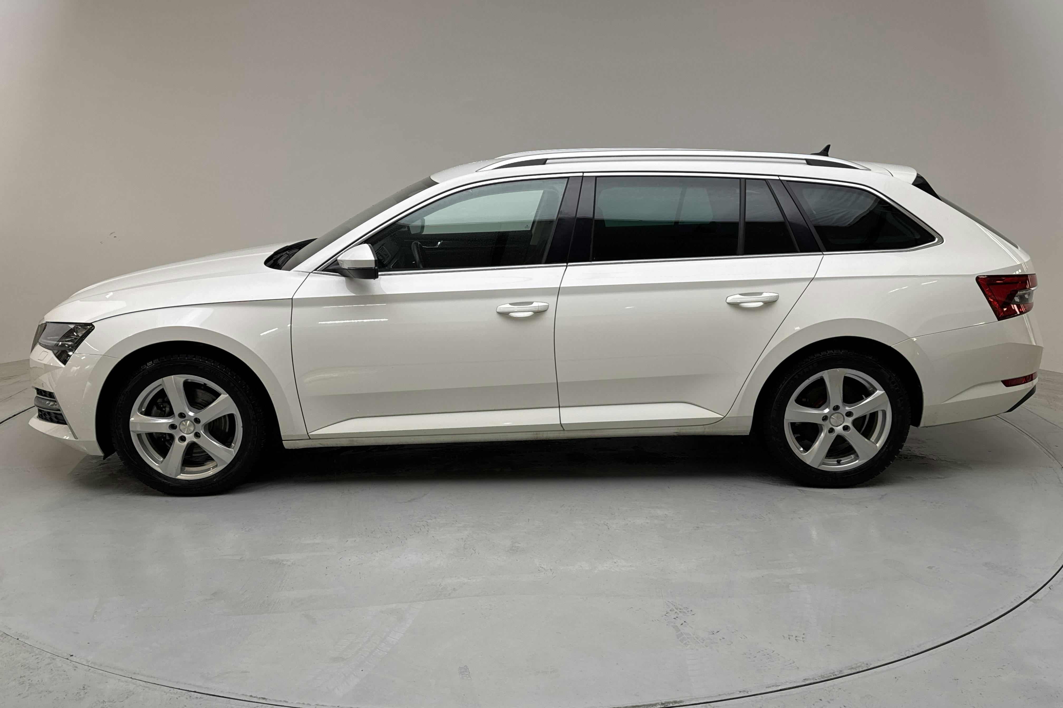 Skoda Superb 1.4 TSI PHEV Kombi (218hk) - 5 347 mil - Automat - vit - 2021