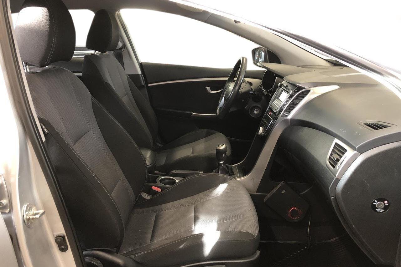 Hyundai i30 1.6 CRDi Kombi (110hk) - 175 930 km - Manualna - srebro - 2013