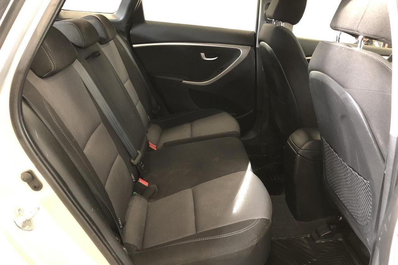 Hyundai i30 1.6 CRDi Kombi (110hk) - 175 930 km - Manualna - srebro - 2013