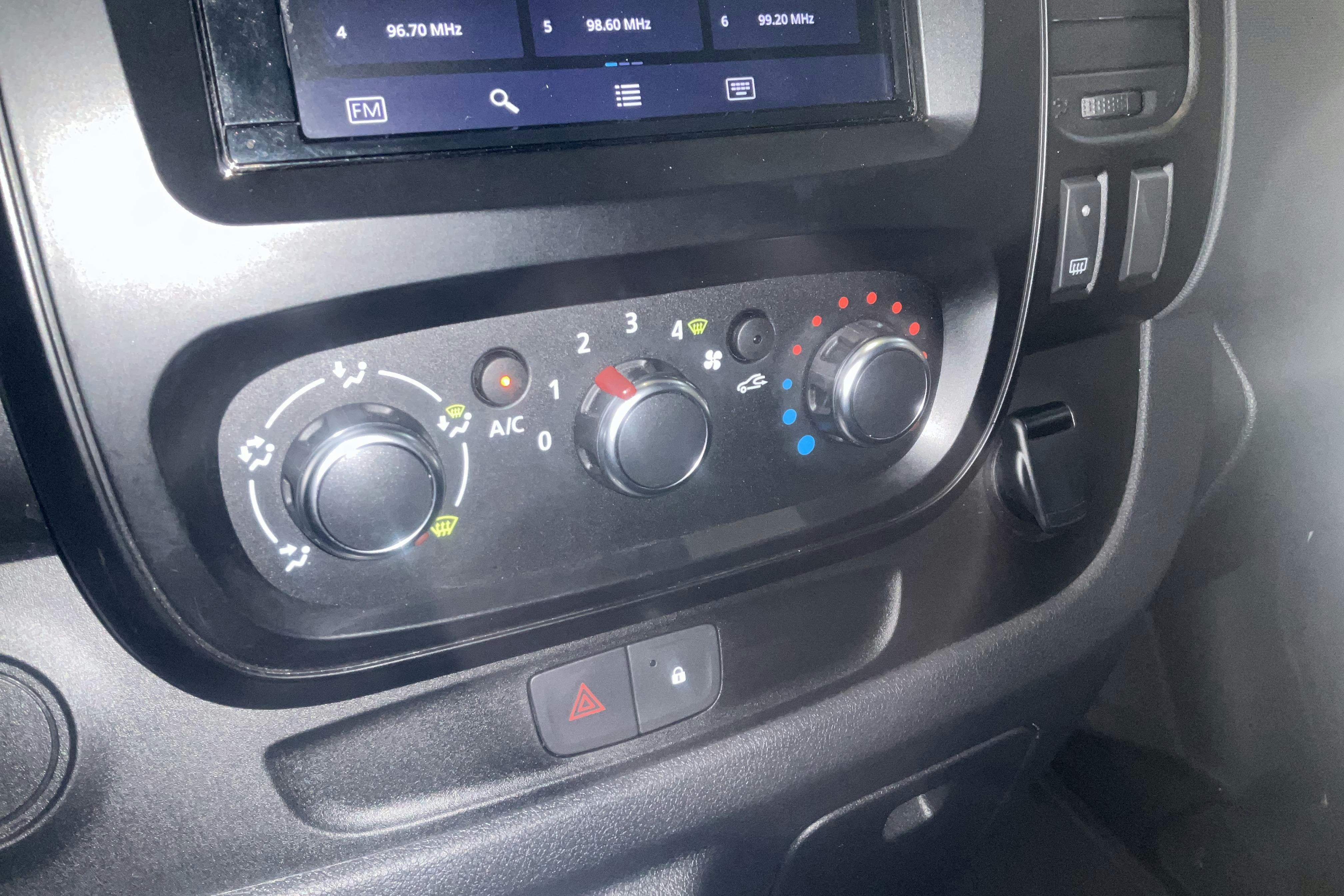Renault Trafic 2.0 dCi Skåp (145hk) - 3 107 mil - Manuell - vit - 2021