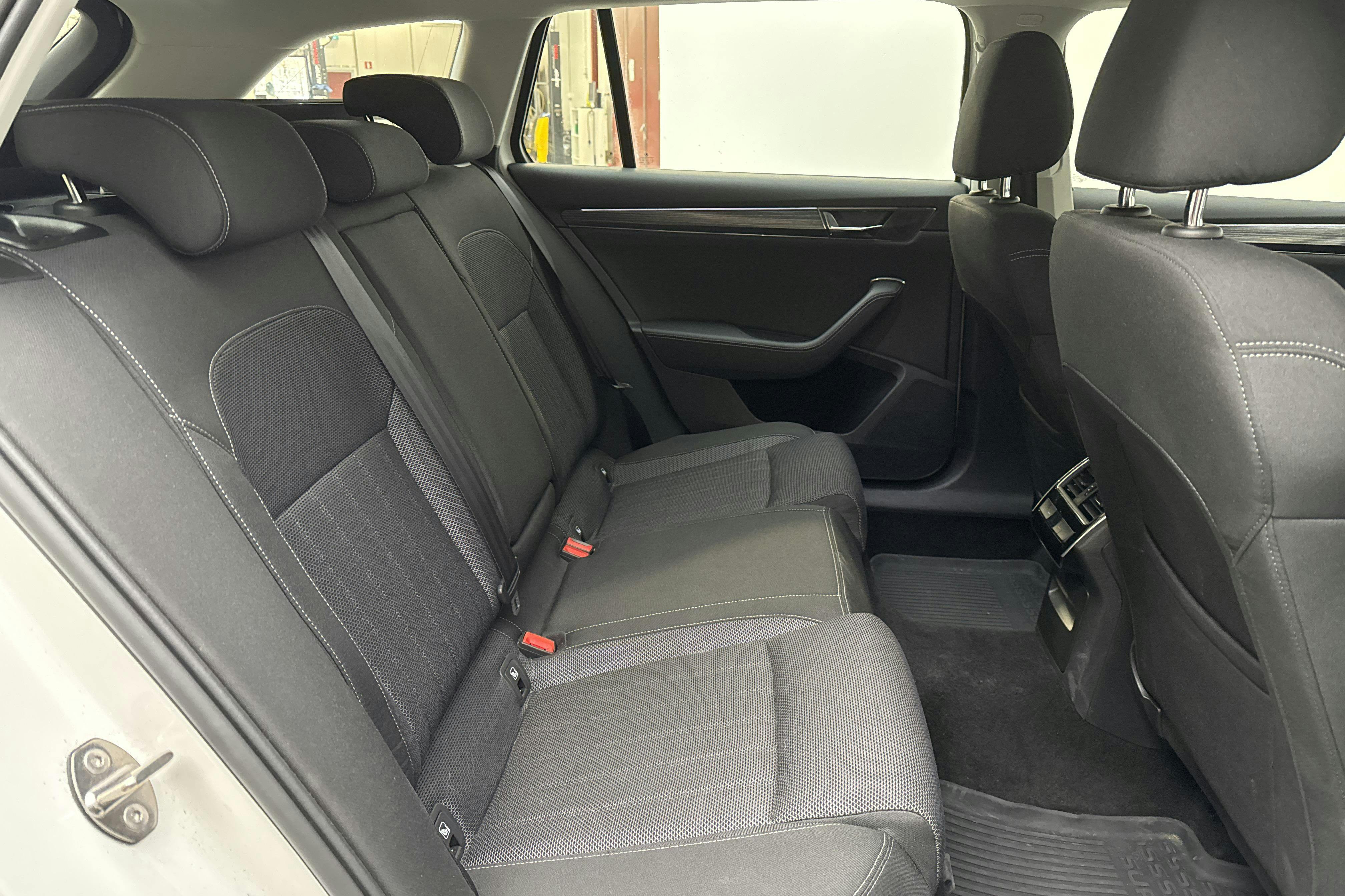 Skoda Superb 2.0 TDI Kombi (150hk) - 9 990 mil - Automat - vit - 2021