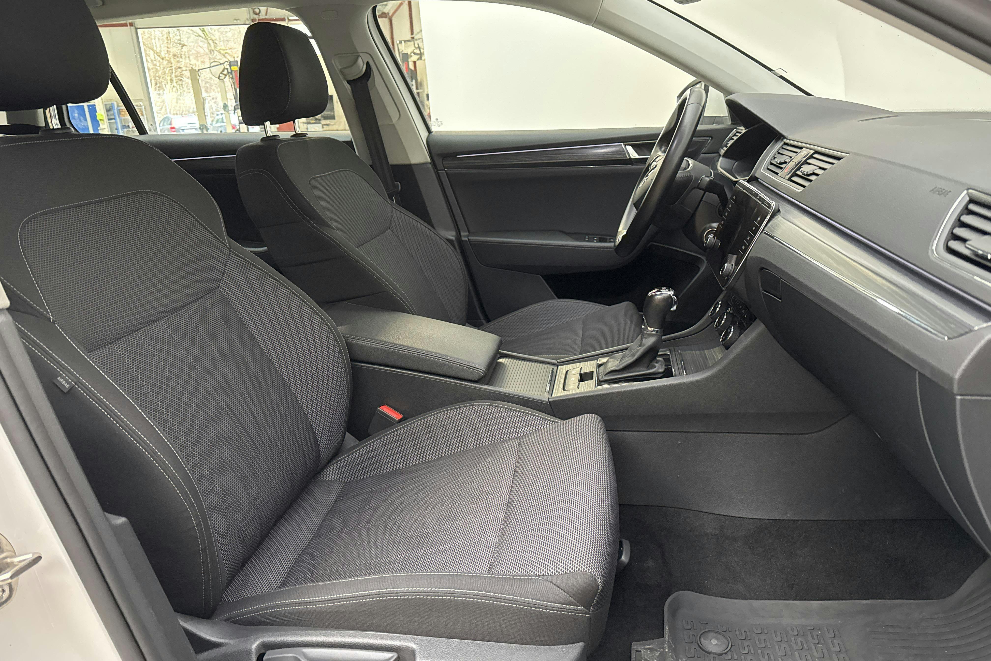 Skoda Superb 2.0 TDI Kombi (150hk) - 9 990 mil - Automat - vit - 2021