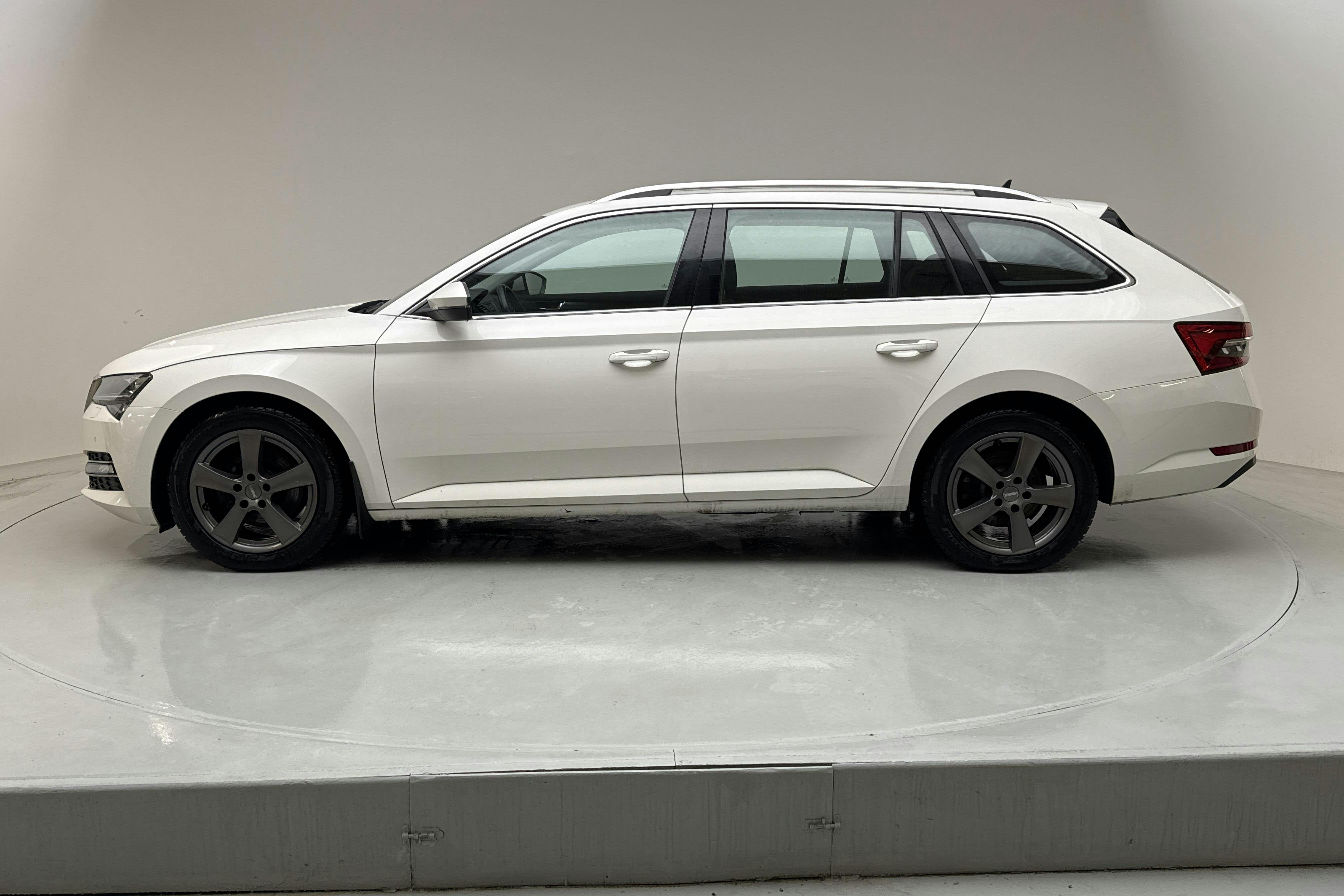 Skoda Superb 2.0 TDI Kombi (150hk) - 9 990 mil - Automat - vit - 2021