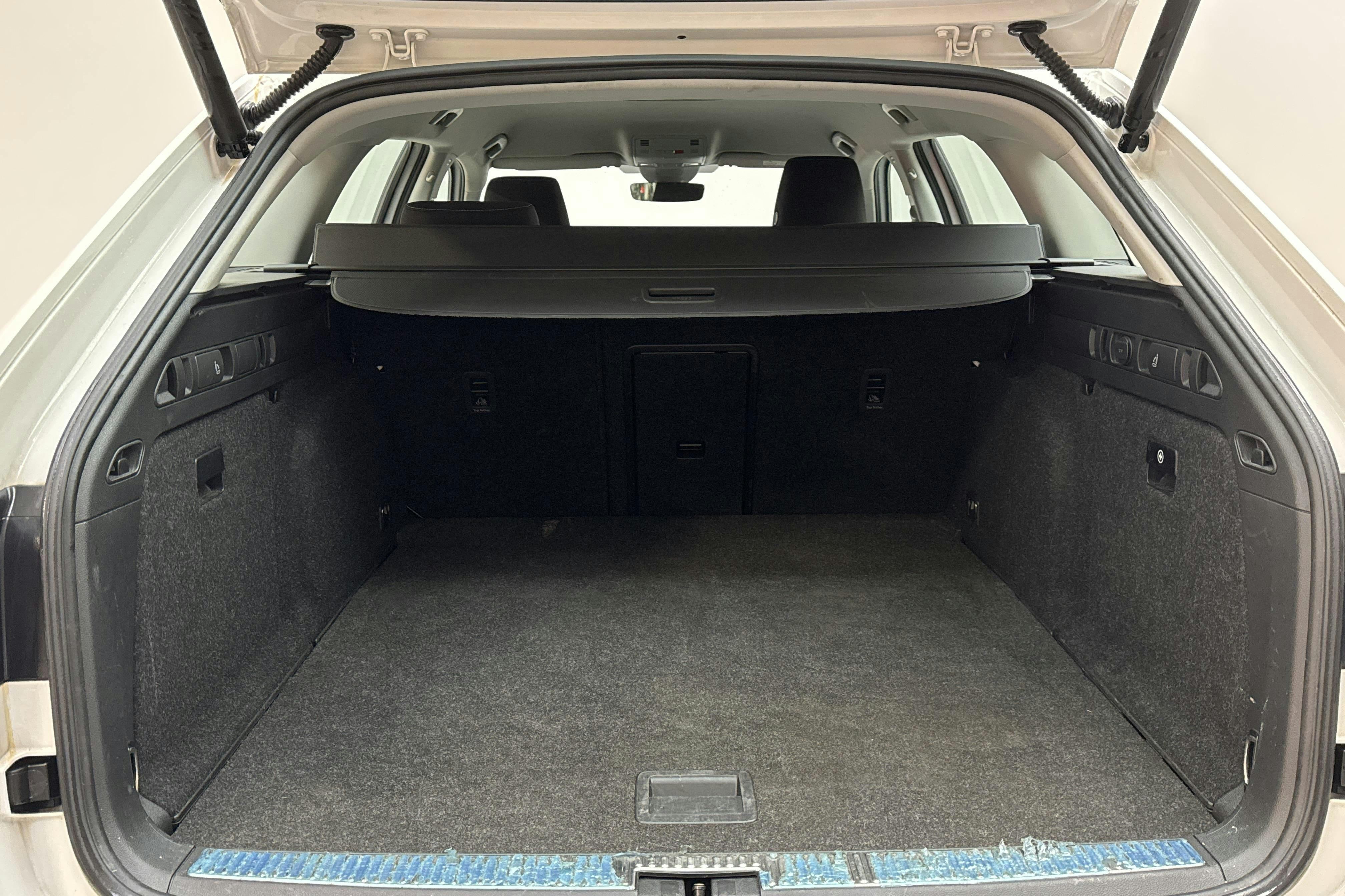Skoda Superb 2.0 TDI Kombi (150hk) - 9 990 mil - Automat - vit - 2021