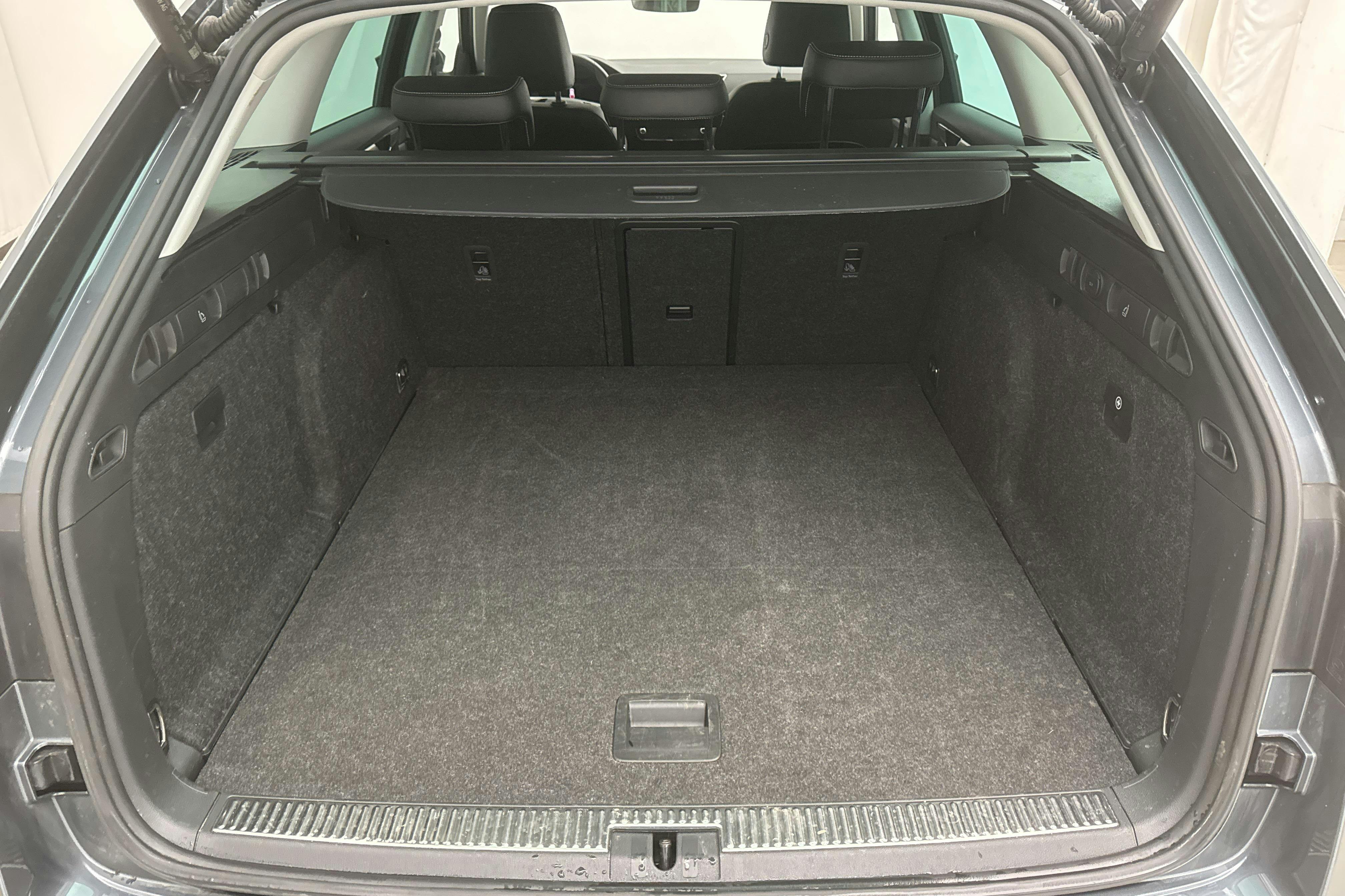 Skoda Superb 2.0 TDI Kombi 4x4 (200hk) - 3 595 mil - Automat - grå - 2022