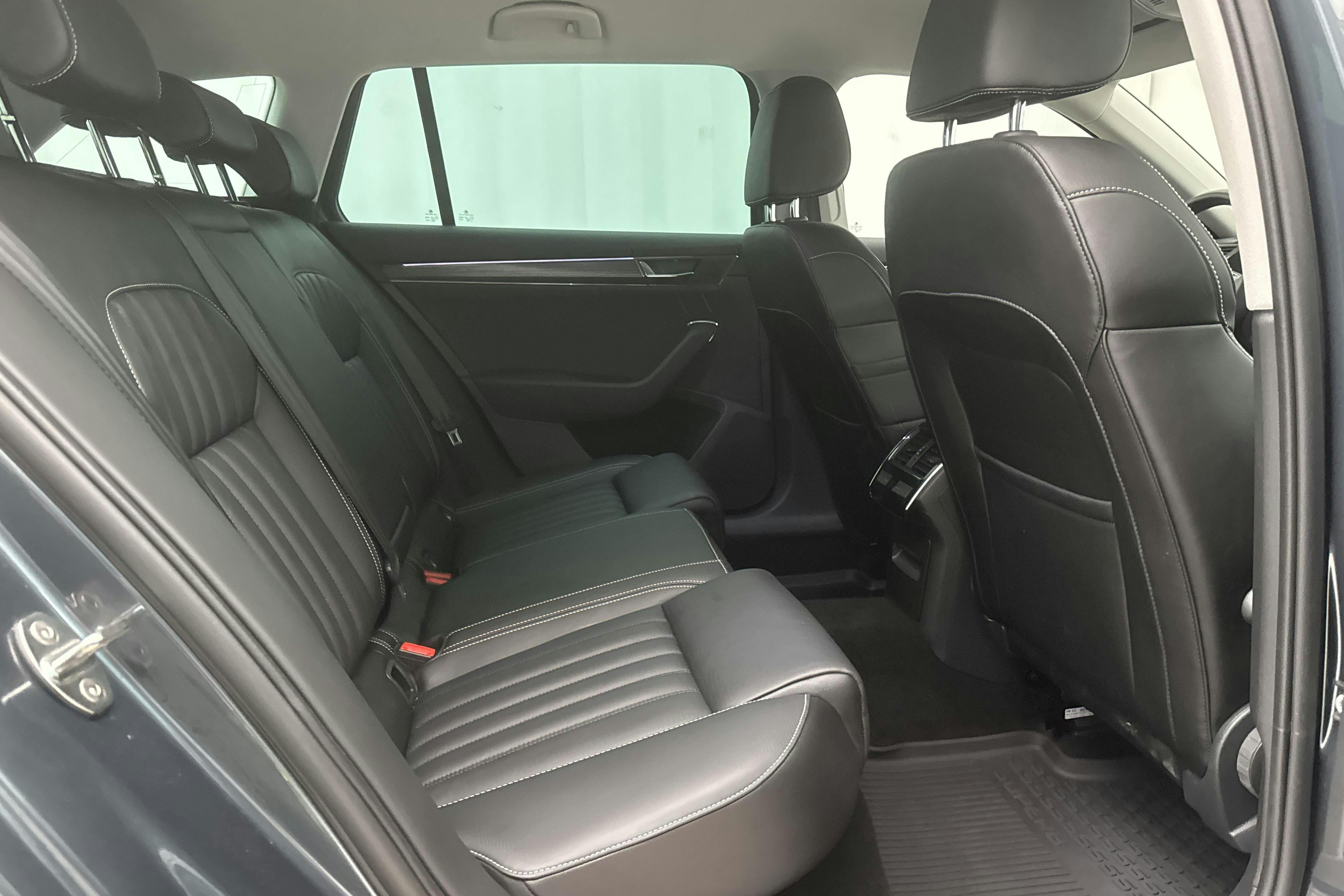Skoda Superb 2.0 TDI Kombi 4x4 (200hk) - 3 595 mil - Automat - grå - 2022