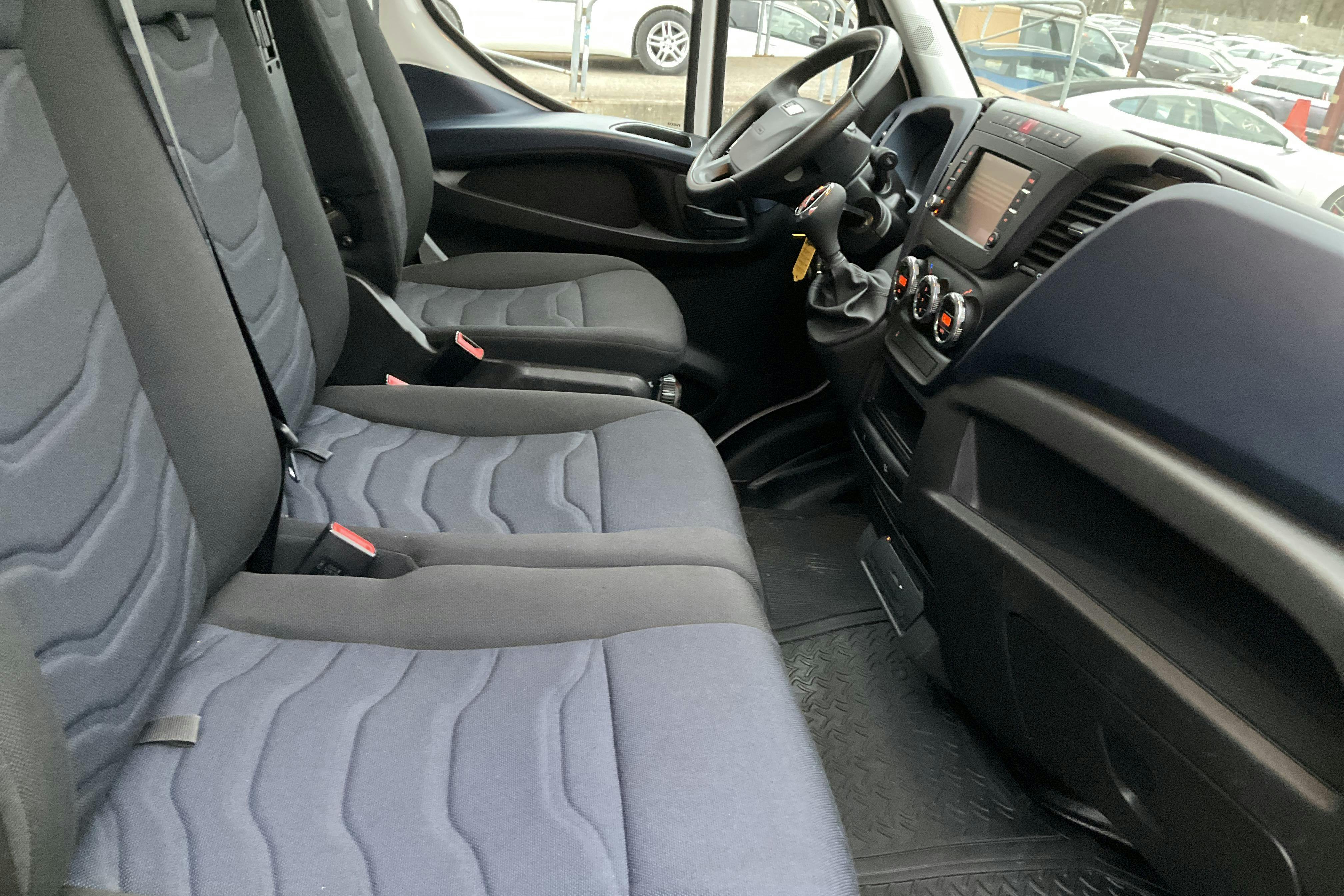 Iveco Daily 35 2.3 Volymskåp (156hk) - 8 568 mil - Automat - svart - 2018