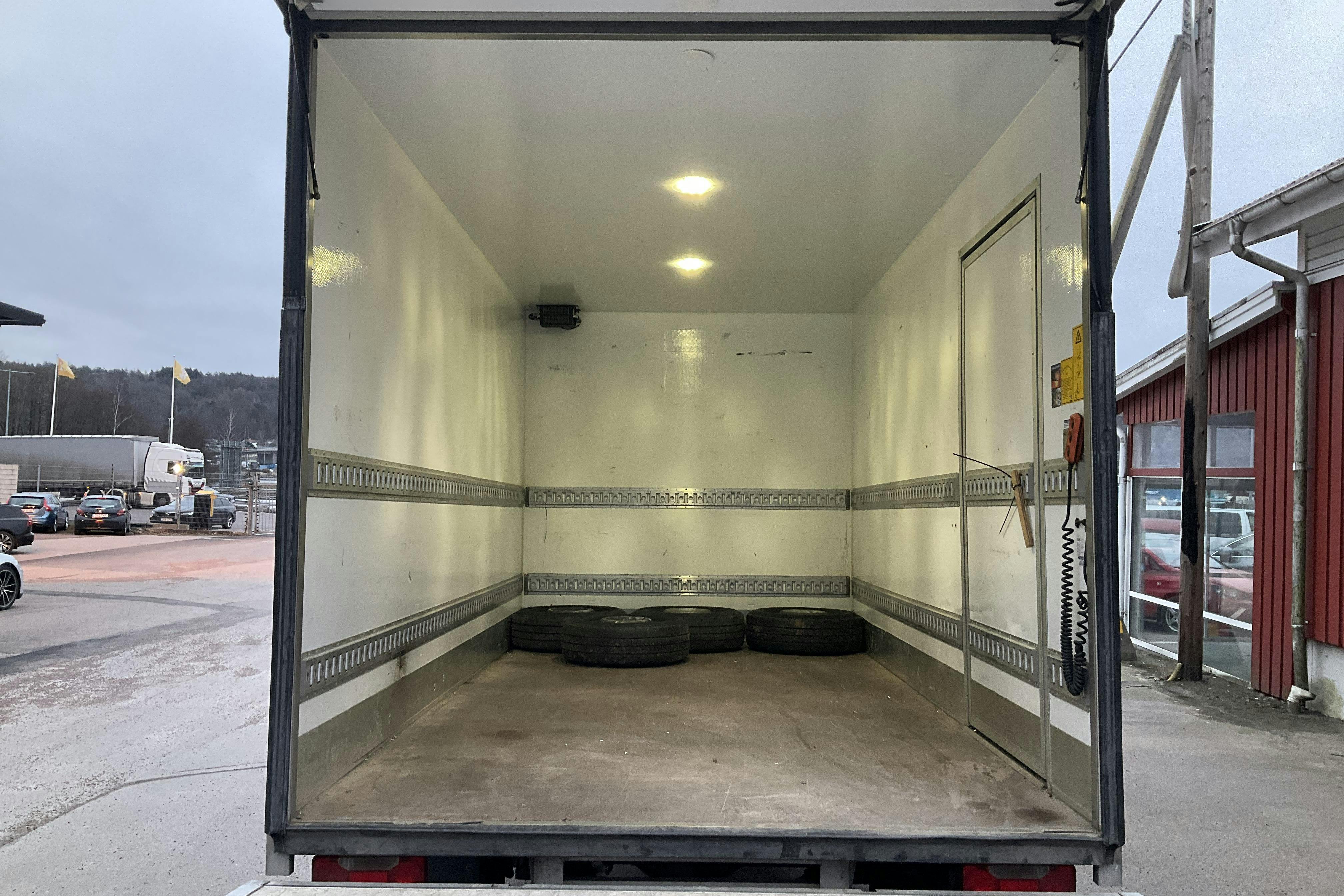 Iveco Daily 35 2.3 Volymskåp (156hk) - 8 568 mil - Automat - svart - 2018