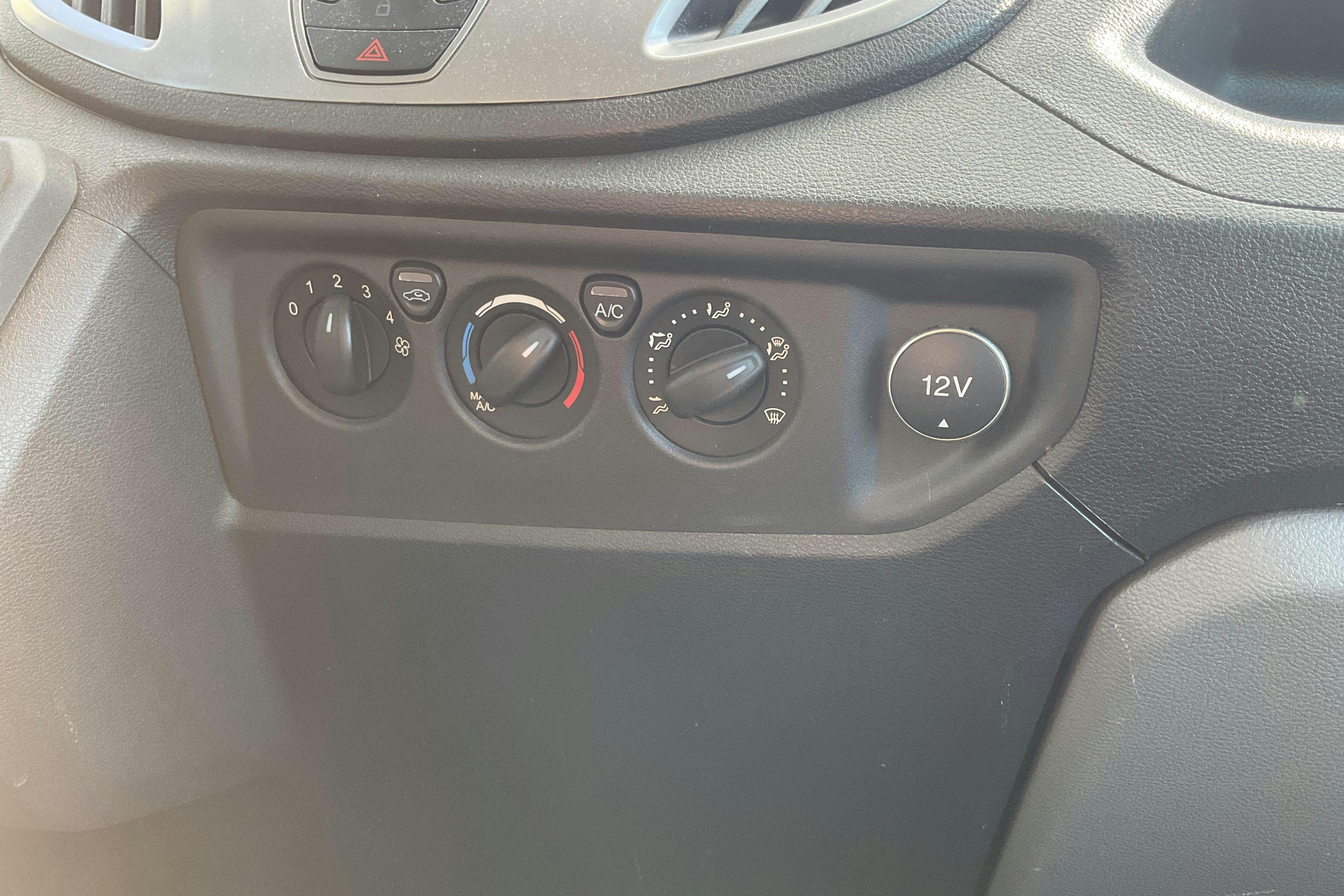 Ford Transit 350 2.0 TDCi 2WD Volymskåp (170hk) - 23 796 mil - Automat - grön - 2018