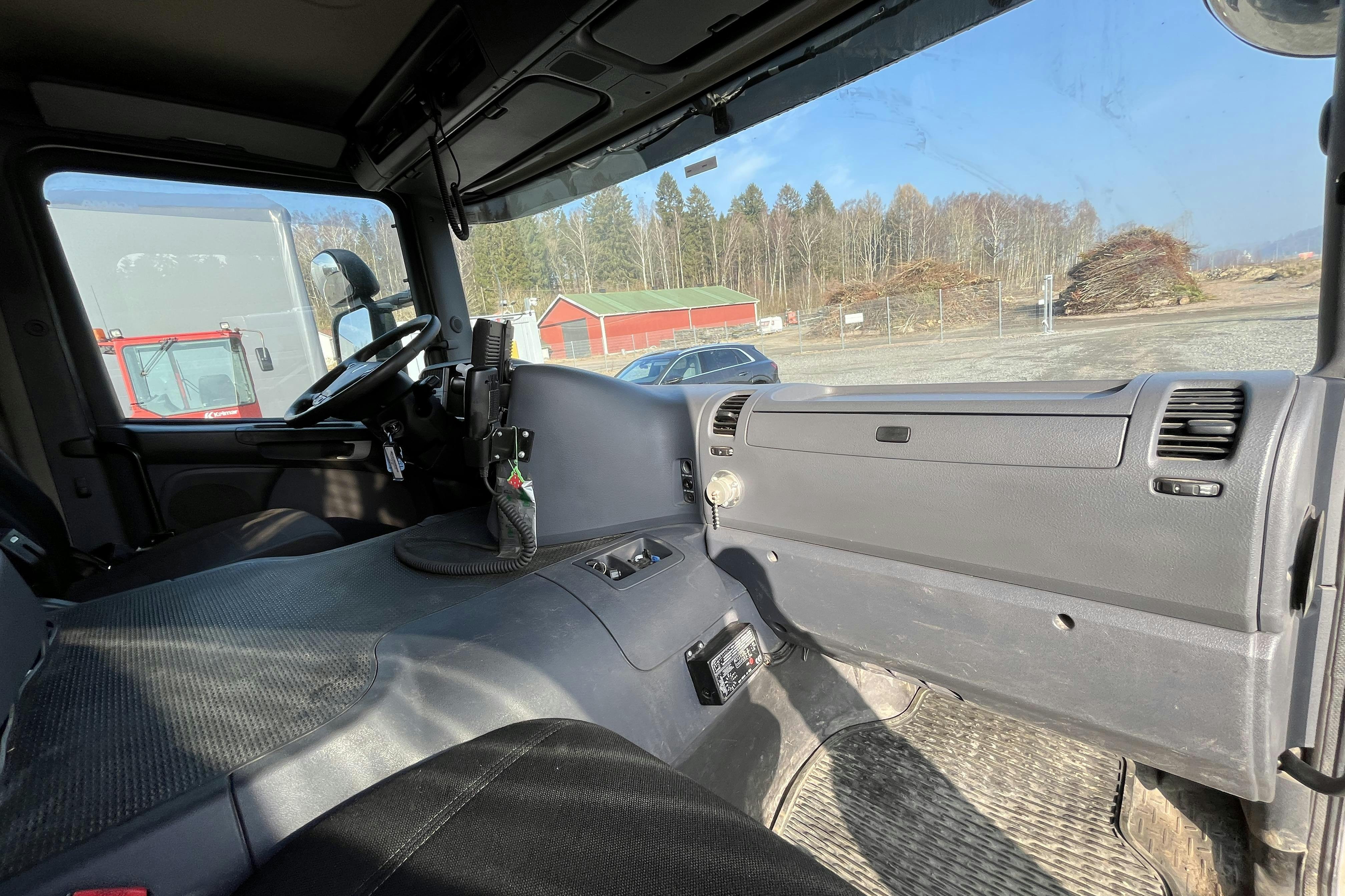 Scania P400 - 247 623 km - Automat - silver - 2012