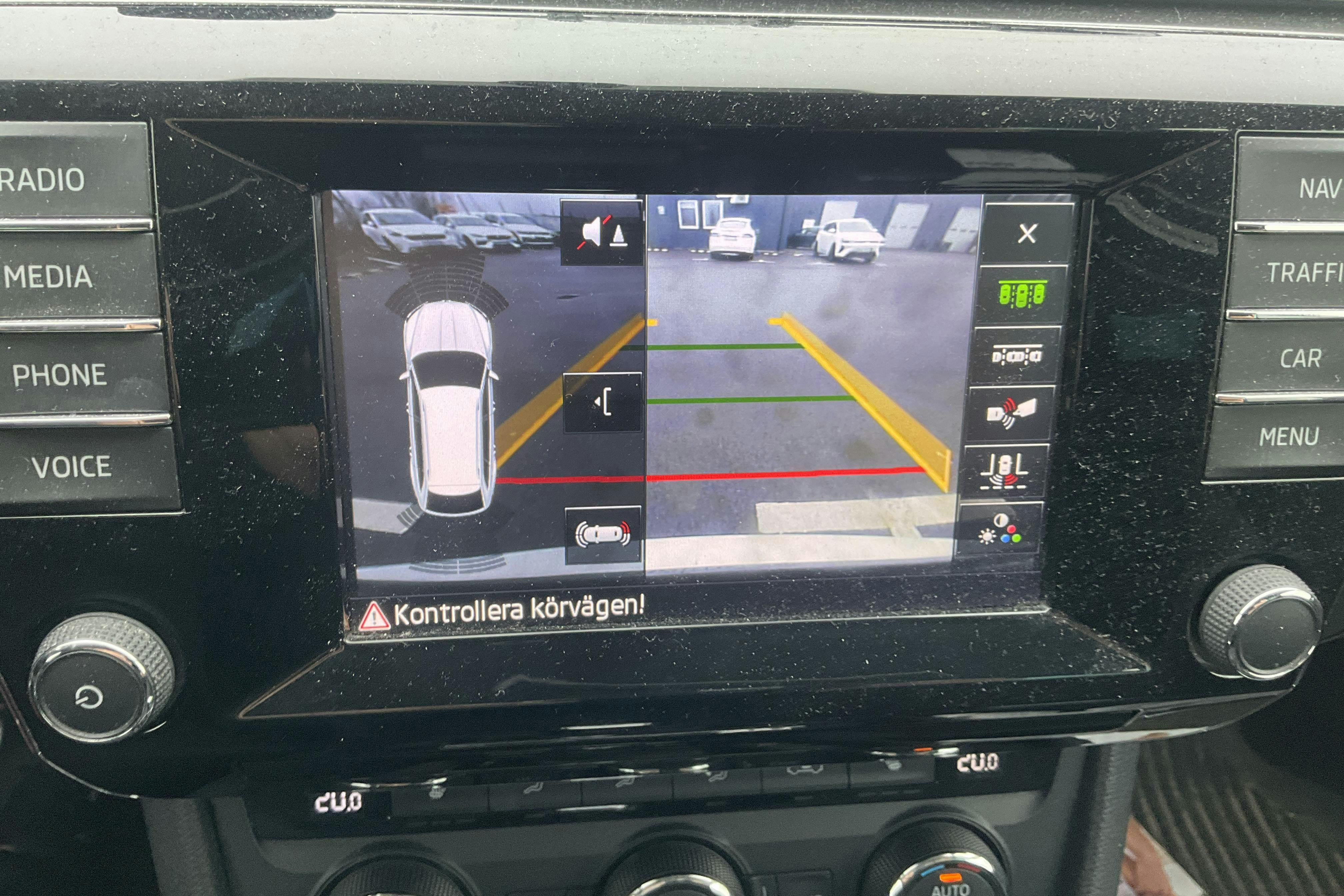 Skoda Superb 2.0 TDI Kombi (150hk) - 16 852 mil - Automat - vit - 2016