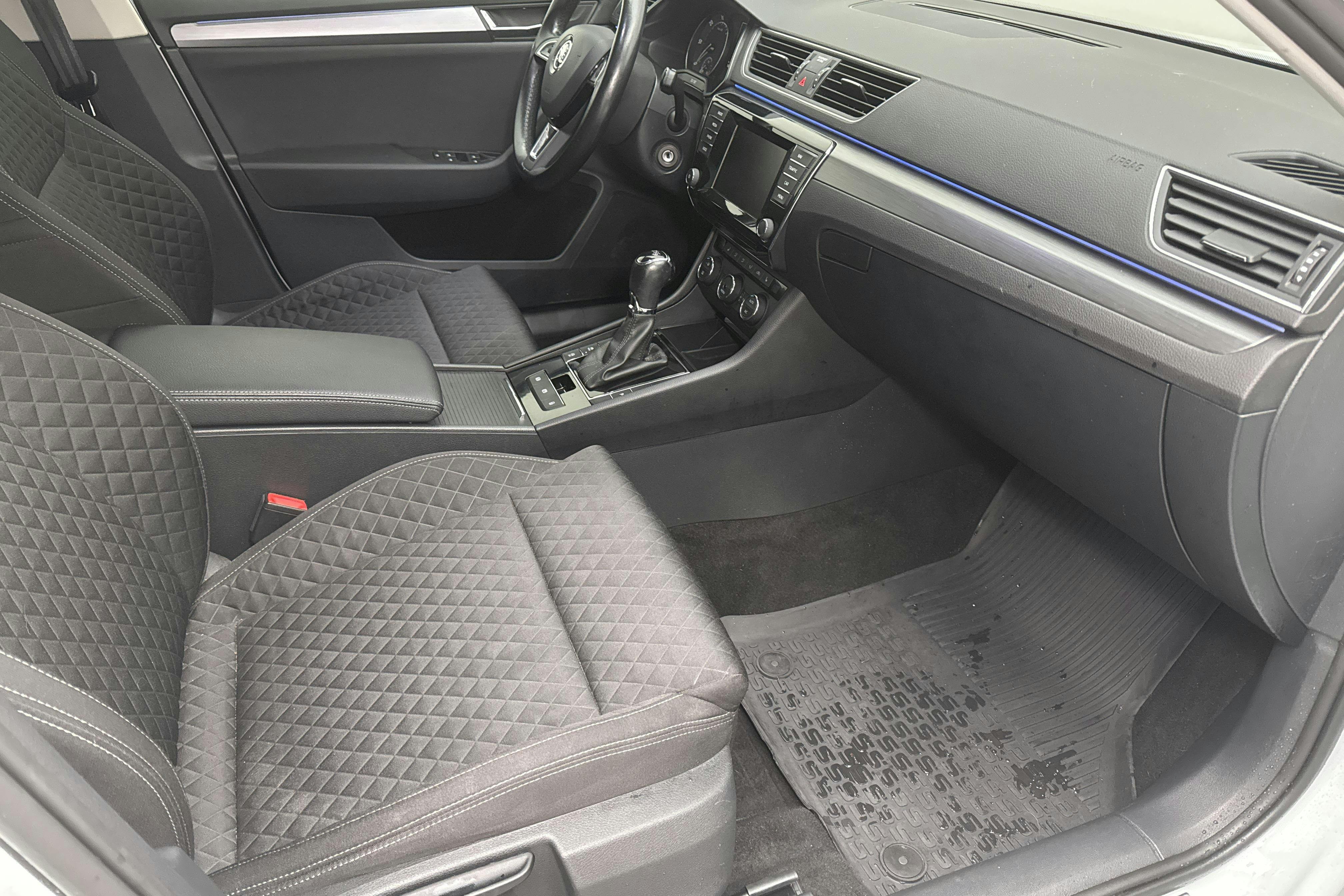 Skoda Superb 2.0 TDI Kombi (150hk) - 16 852 mil - Automat - vit - 2016